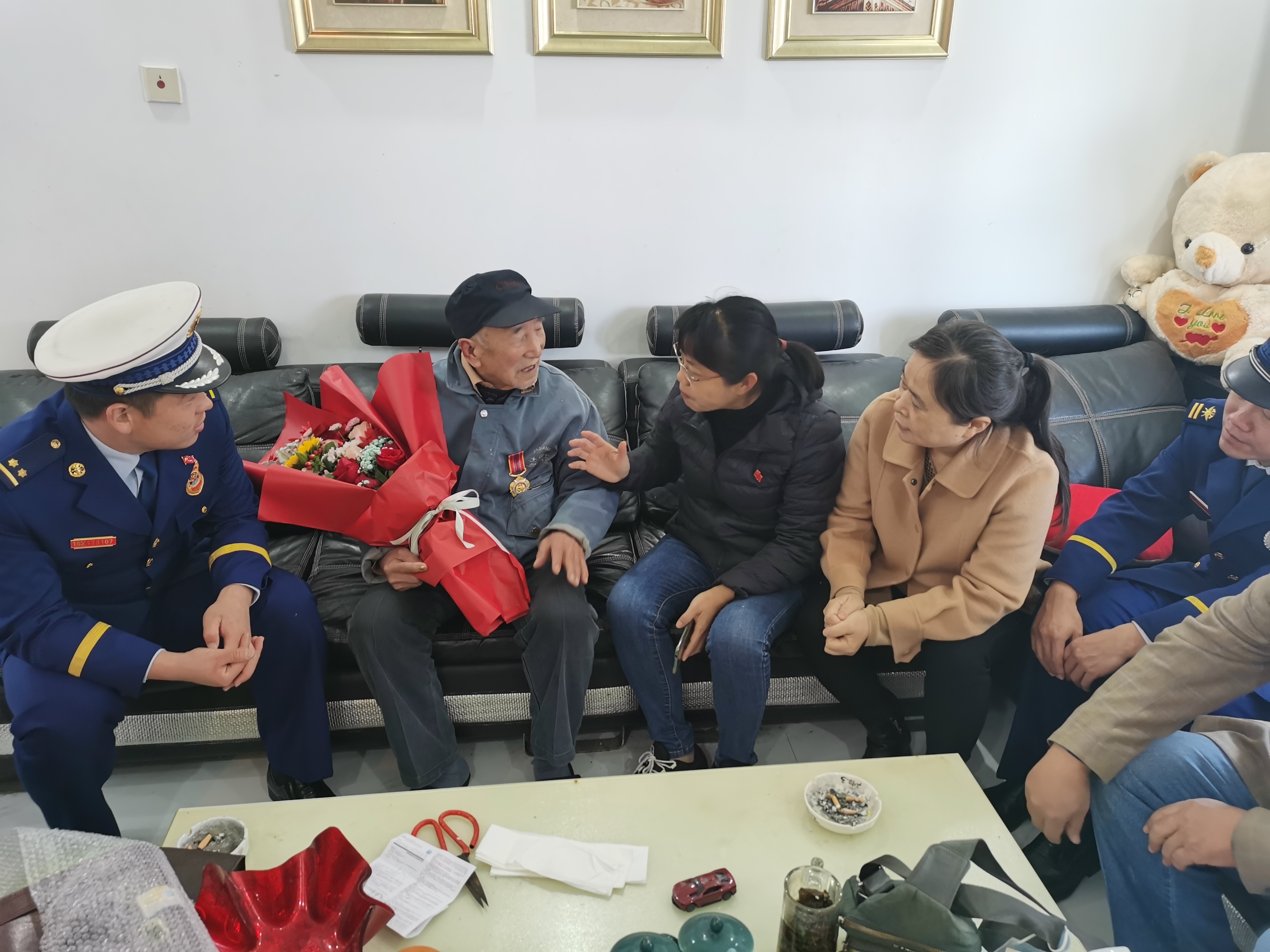 爱心送进光荣门 点亮老兵微心愿1.jpg