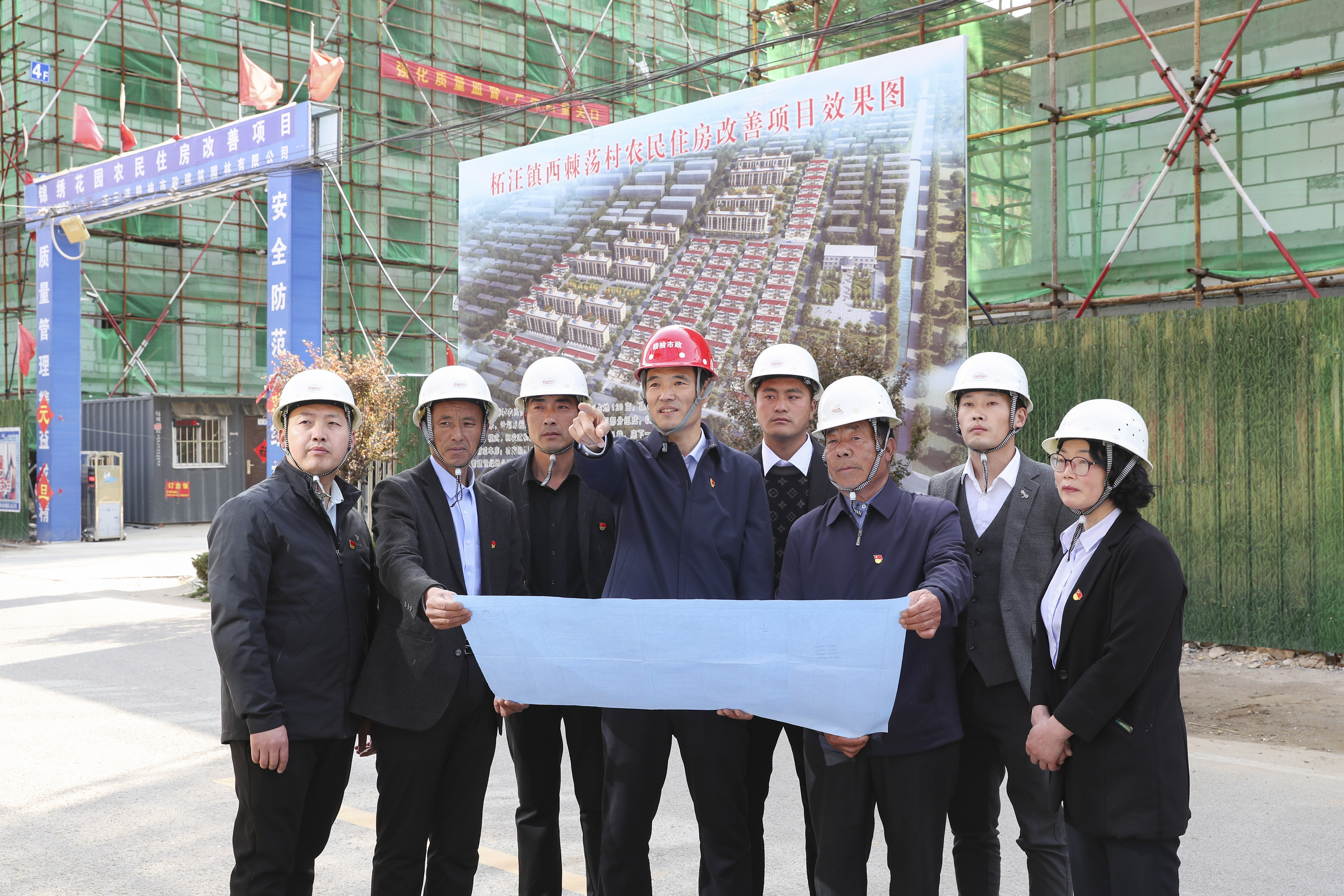 有了村集体产业作支撑，钟佰均把更多的精力和资金投入美丽村庄建设，着力改善村民人居生活环境。图为钟佰均与村干部共同谋划村庄规划。.png