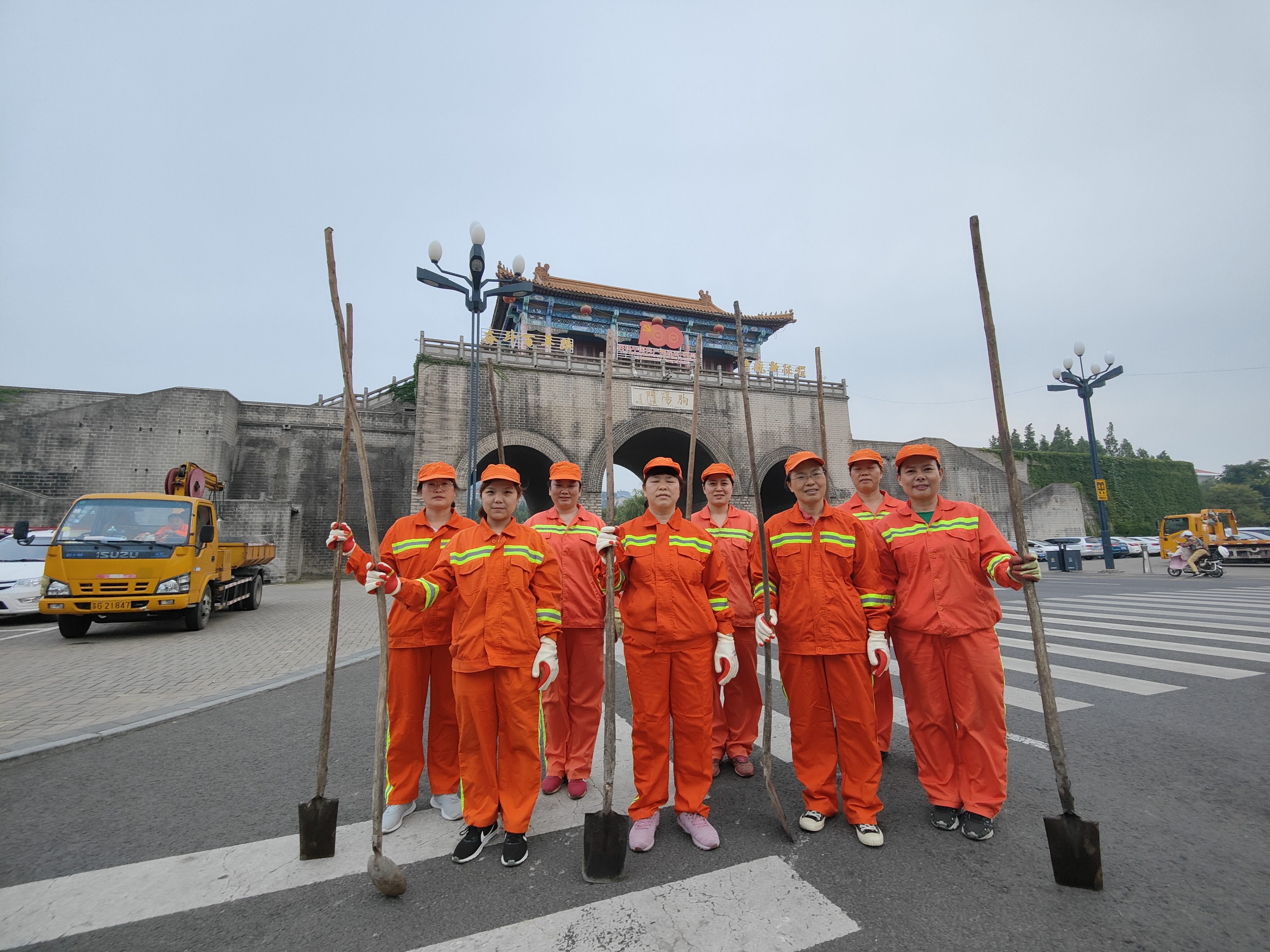 女子清掏班在海州街道开展清掏工作，打造干净整洁的街区环境.jpg