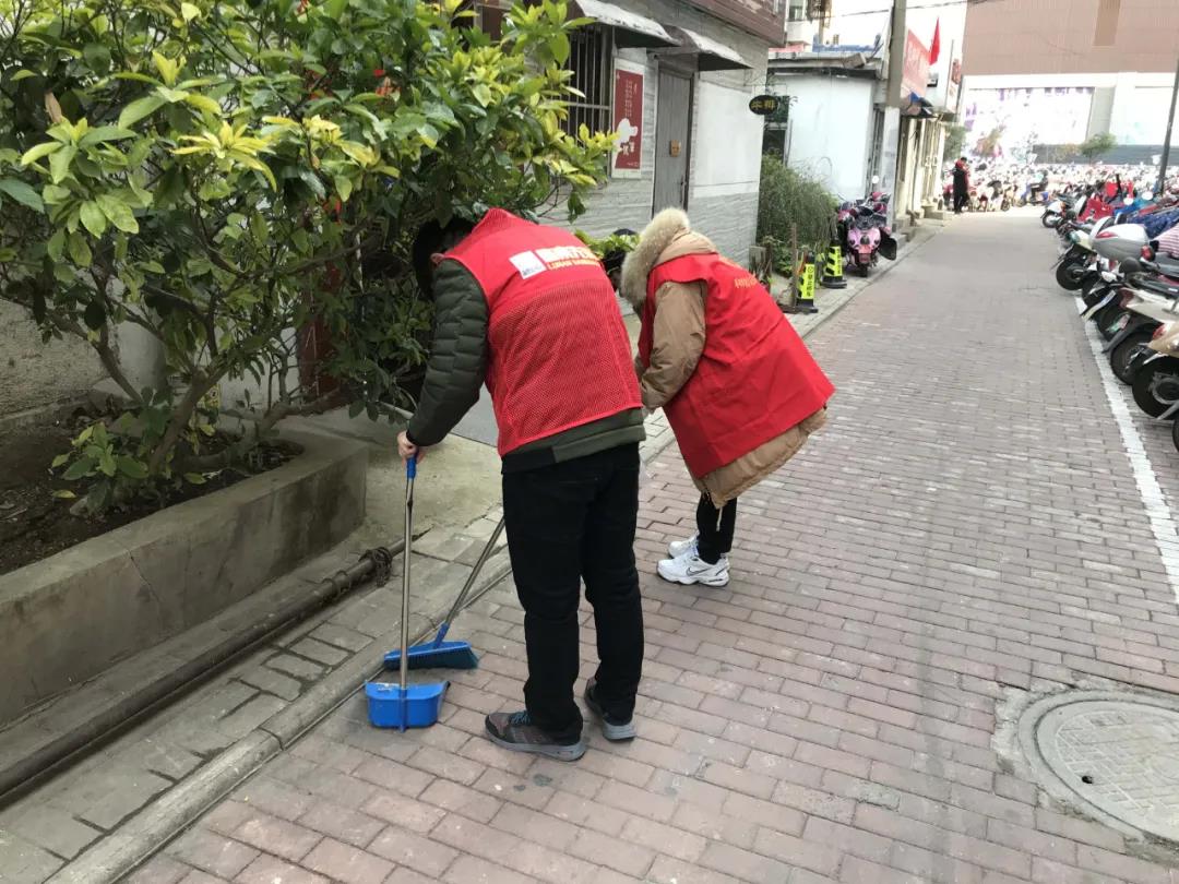 路南街道:路南社区组织志愿者打扫卫生