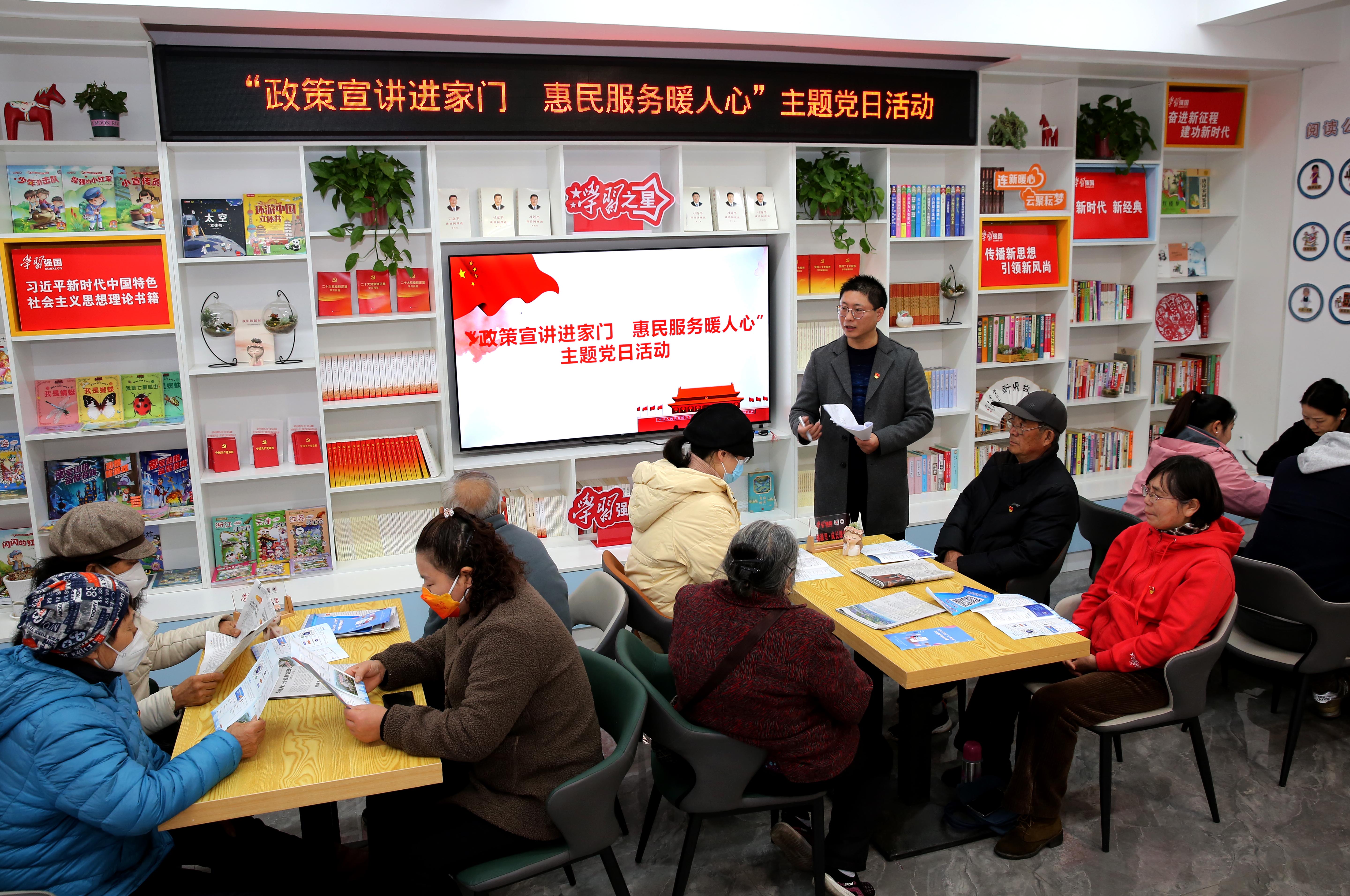 就业政策宣讲进社区.jpg 就业政策宣讲进社区.jpg