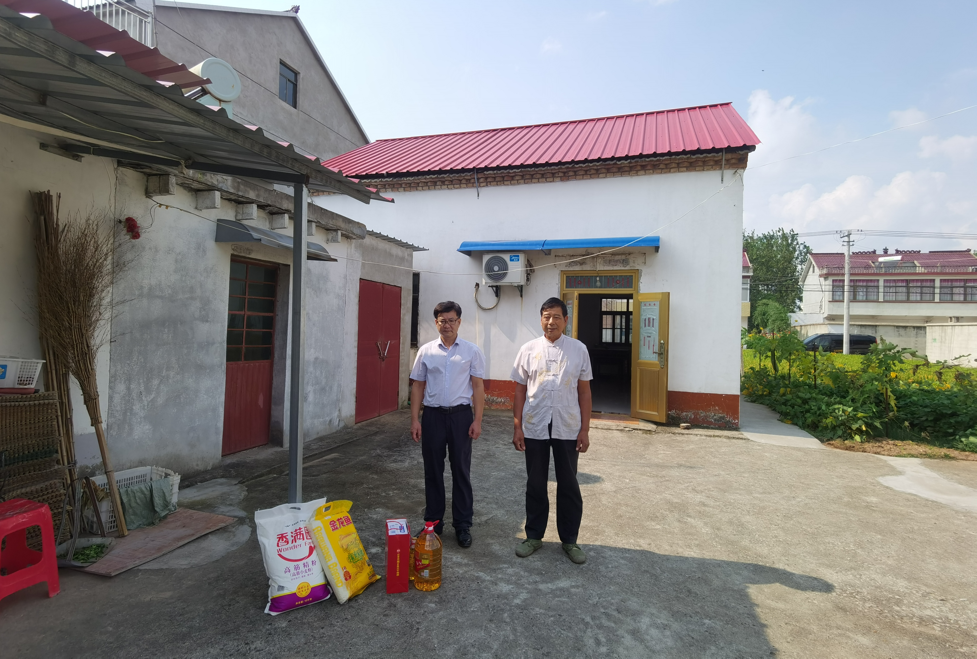 灌南分中心开展阳光扶贫走访慰问活动.jpg
