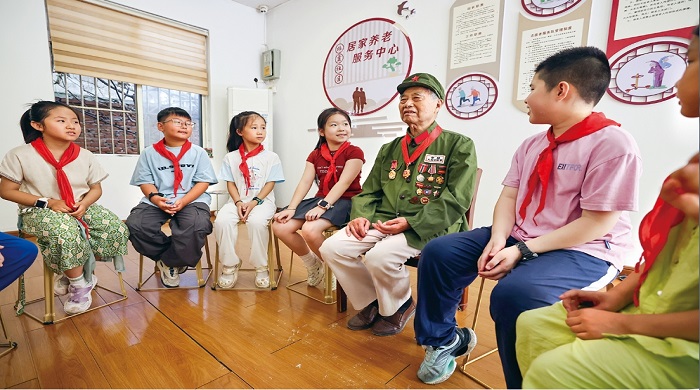 红领巾遇上军功章 童心筑梦敬军魂.jpg