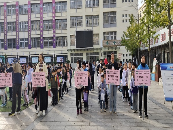 引导员服务考生hao.jpg