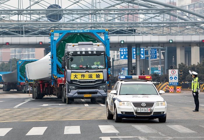护航大件运输车辆进港2.jpg