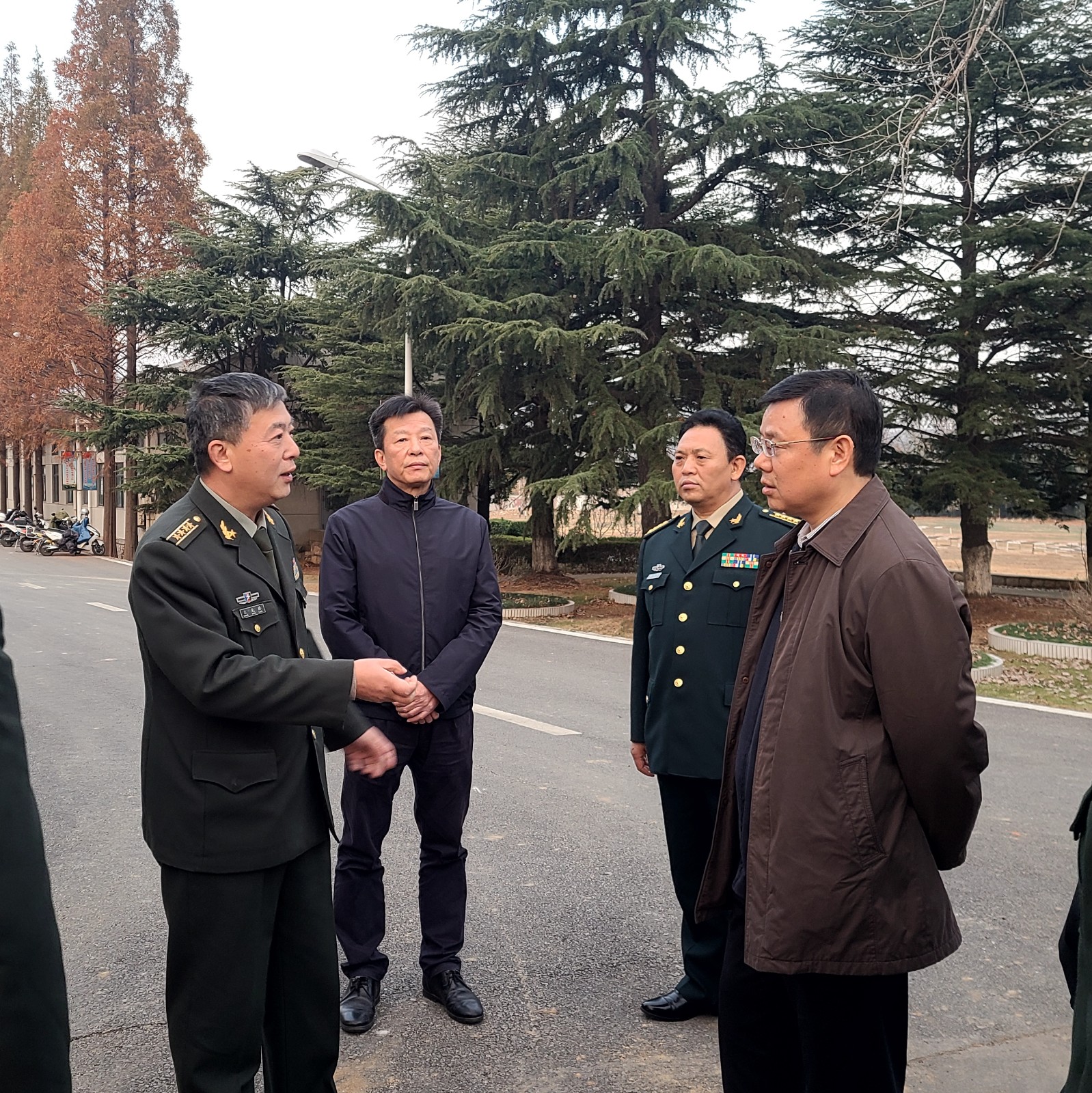 常务副市长胡建军视察市国防教育训练基地建设项目,连云港警备区司令