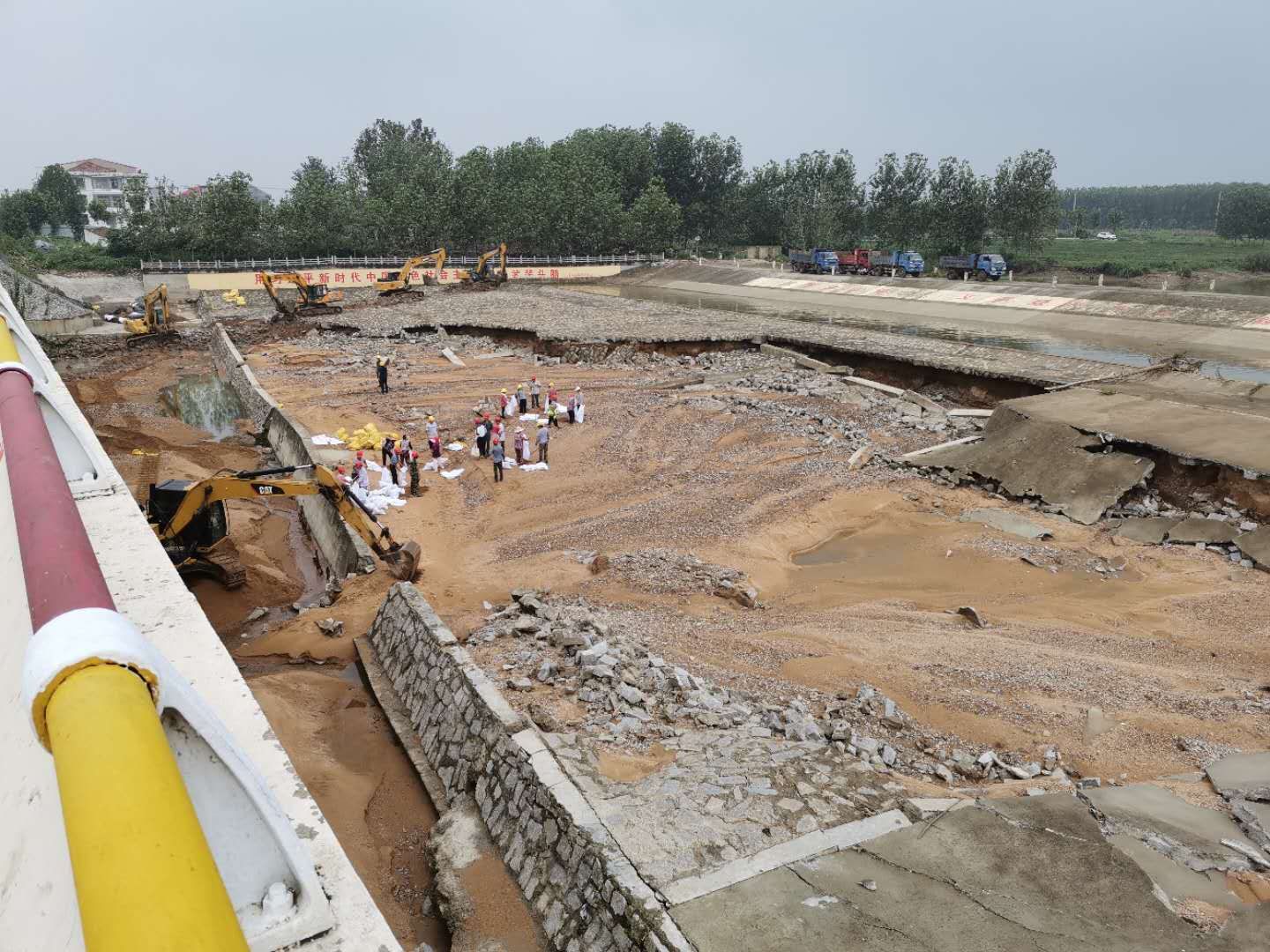 赣榆区水利局组织建设,质检,监理及施工等单位,对石埝漫应急加固工程