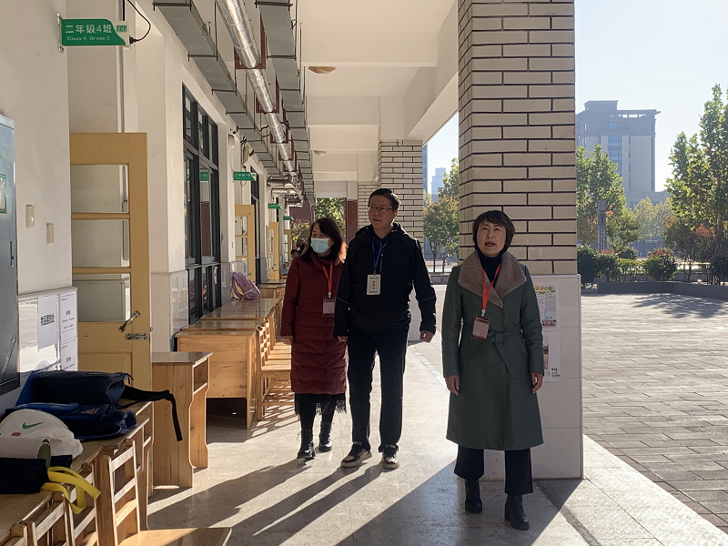 连云区教育考试中心巡视员赴云山小学考点巡考_副本.png