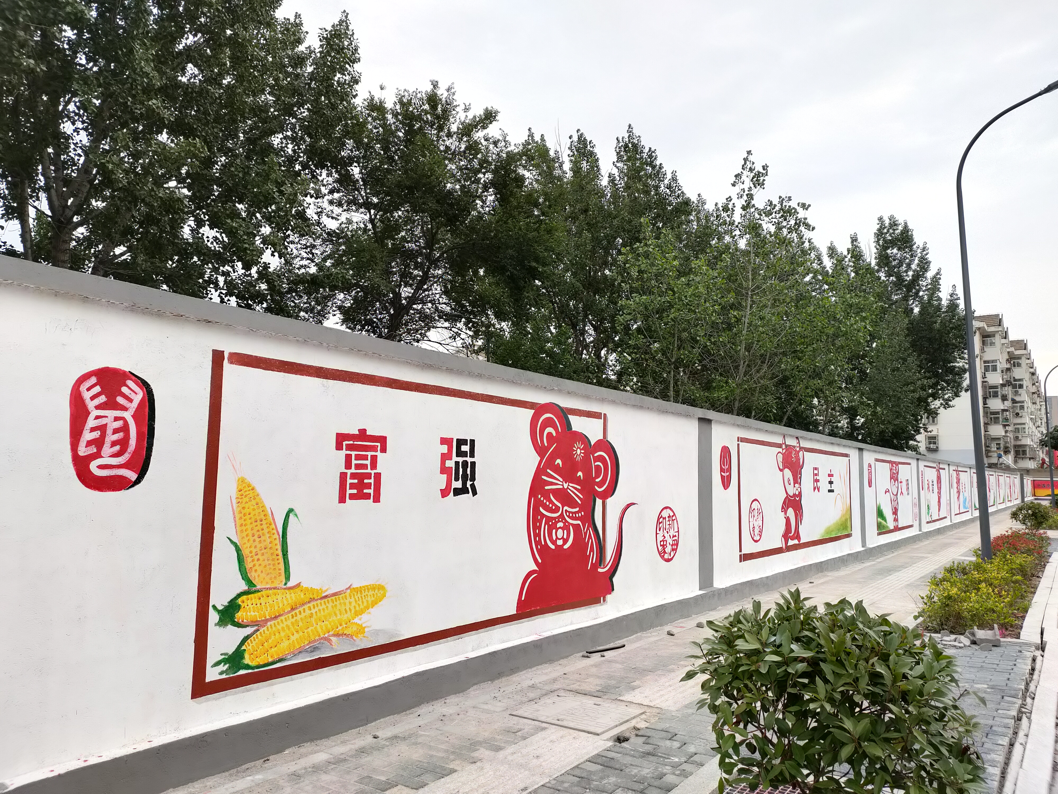 新海街道:新潮社区文化墙绘出文明风