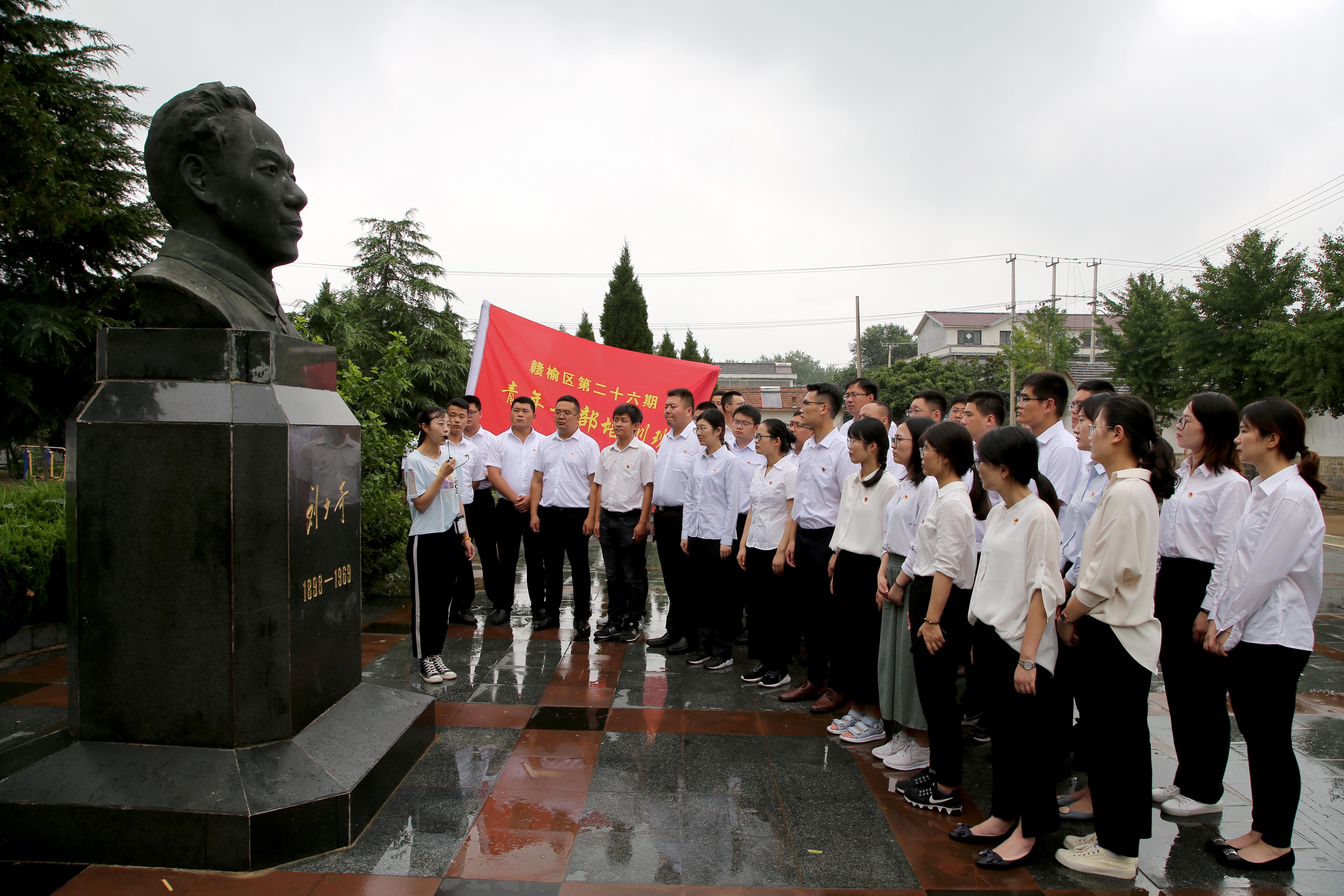 图2：赣榆区第二十六期青年干部培训班学员在黑林镇大树村刘少奇广场前聆听授课.jpg