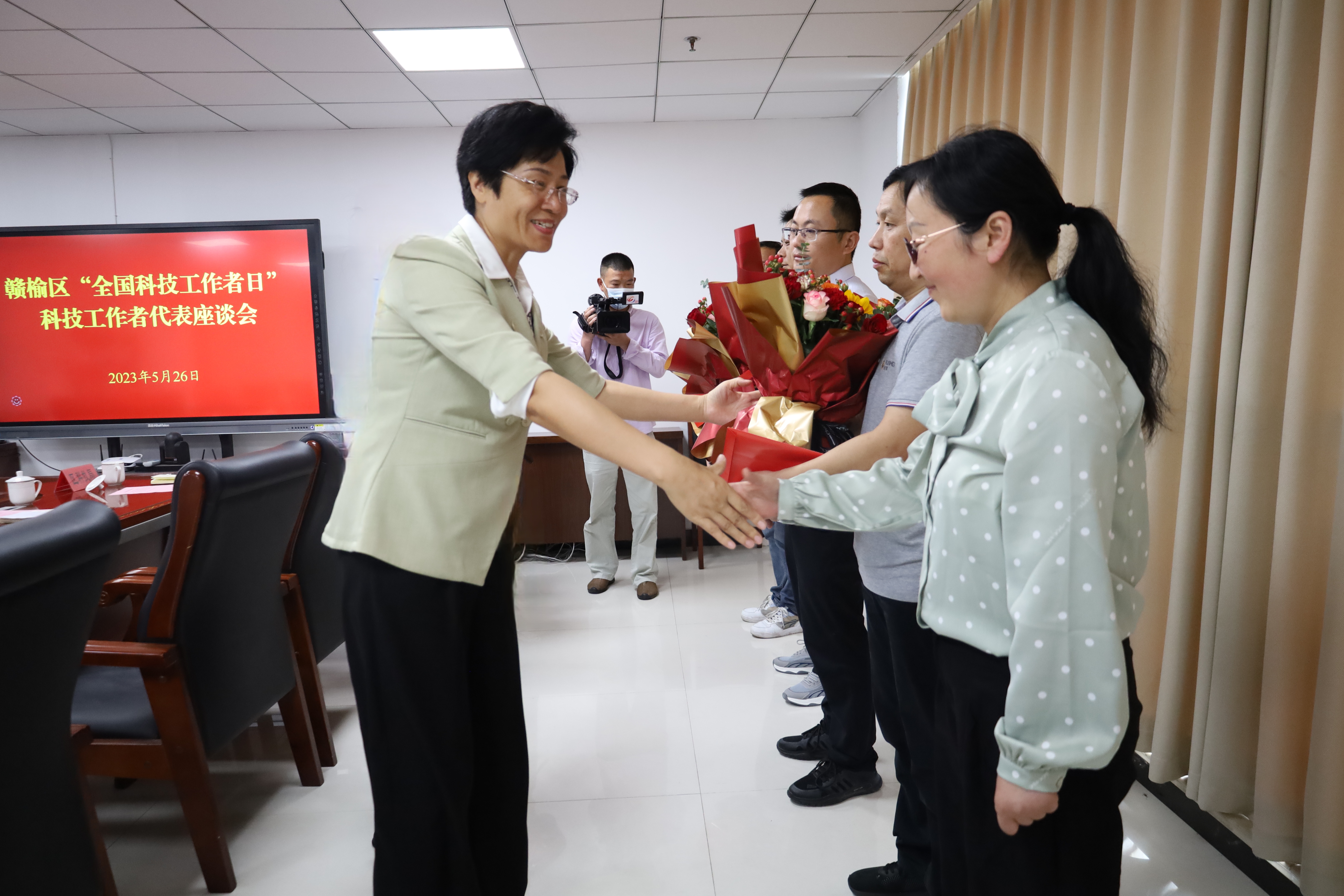 04  第八段  三是拉近“四长”公众距离之后.jpg