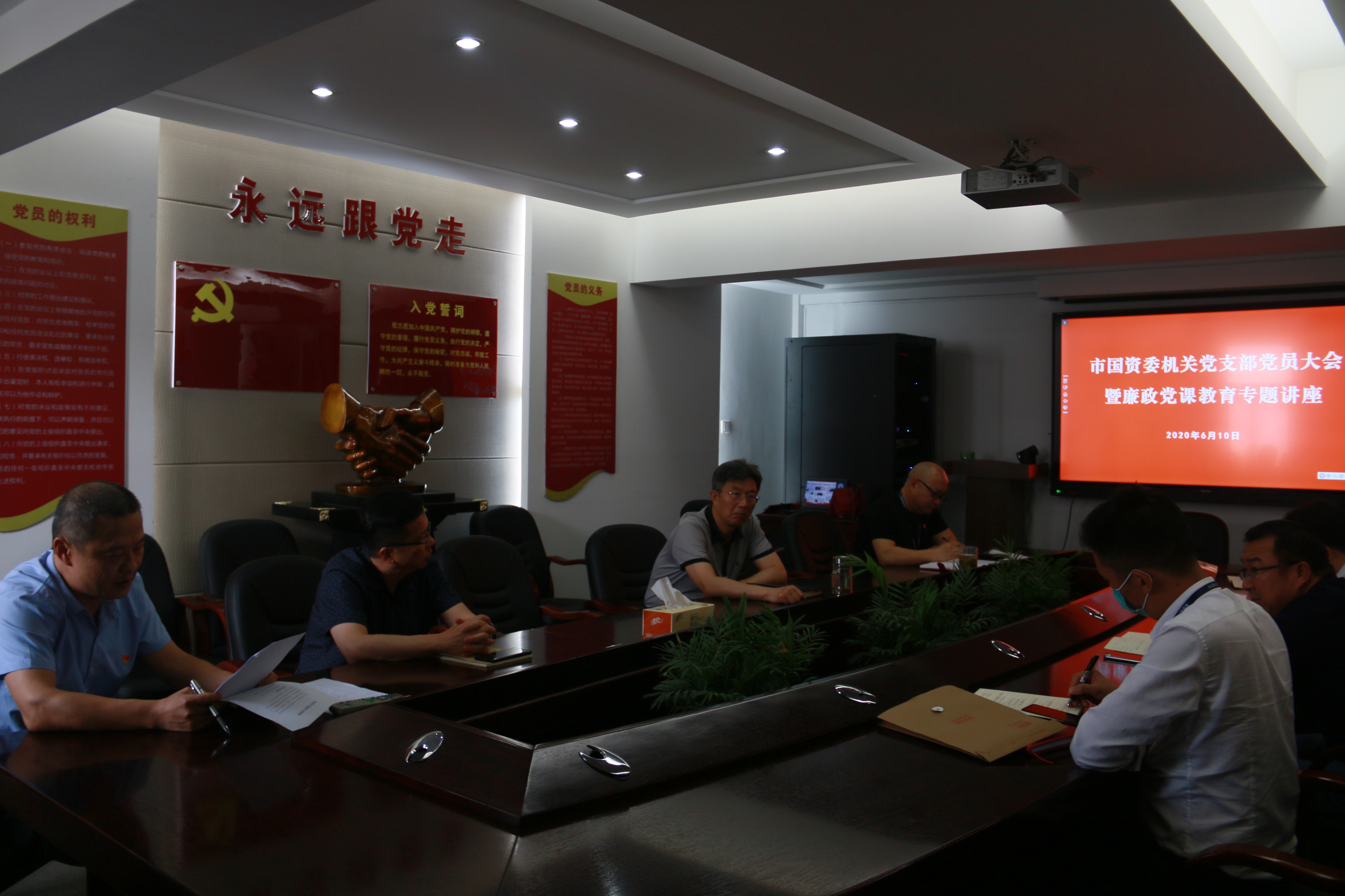 洪科文领学并上廉政党课.JPG 洪科文领学并上廉政党课.JPG