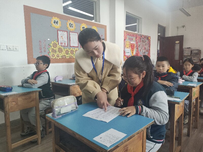 赣榆区考点监考员指导考生填写.jpg