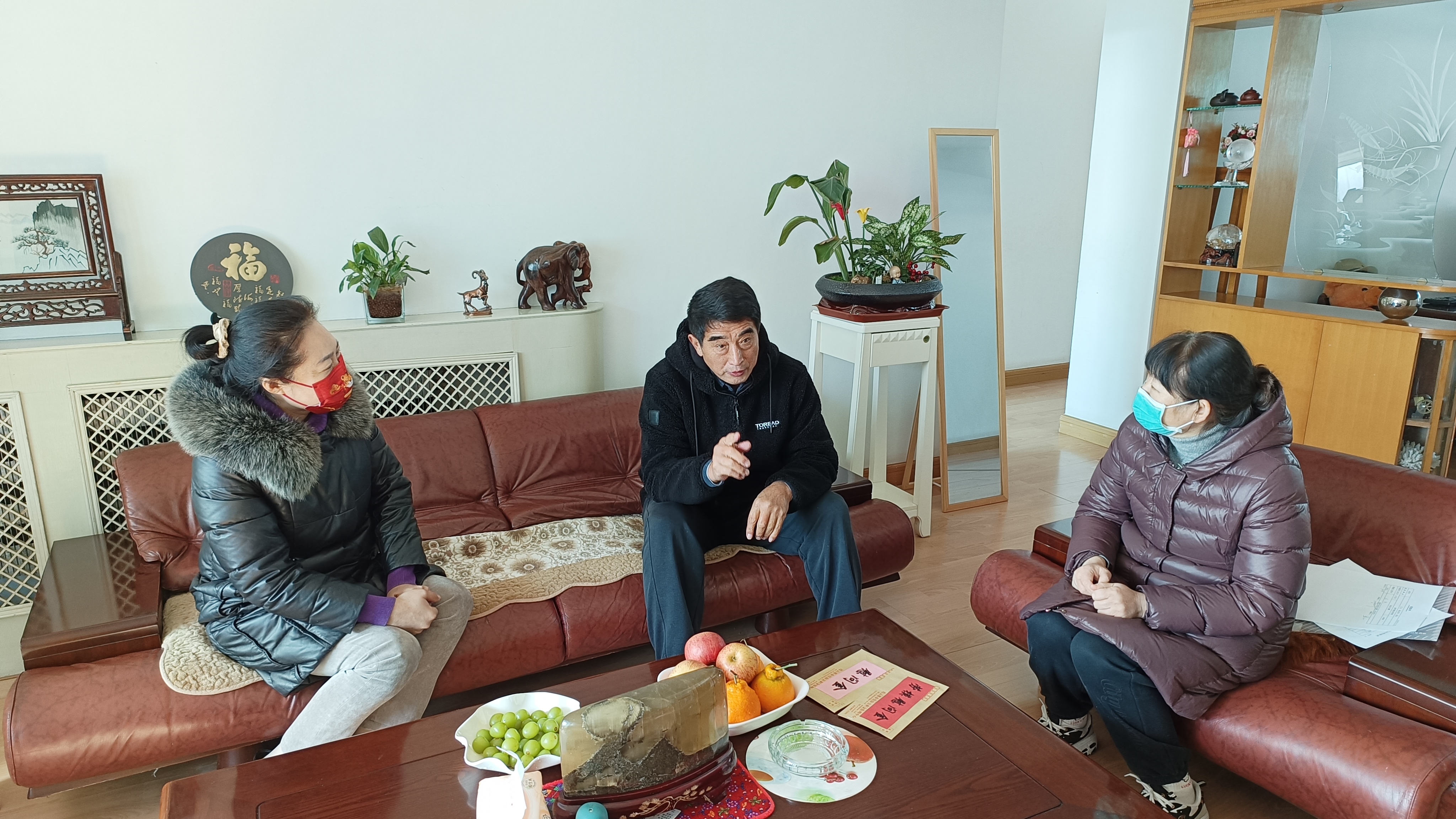 中心春节前走访慰问退休职工.jpg