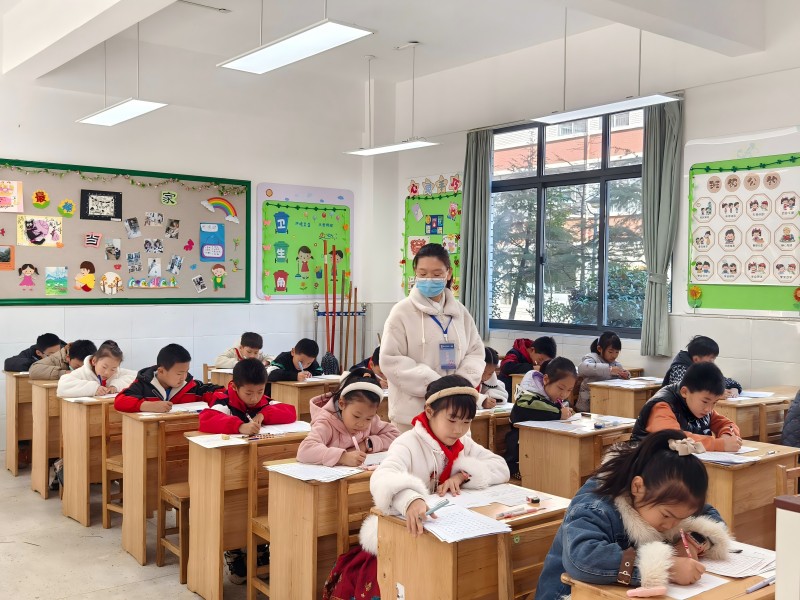 云山小学考生认真书写作品场景.jpg