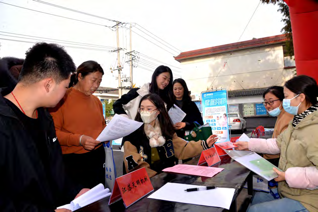 海州区花果山街道举办专场招聘会，将岗位送到群众“家门口”　赵俊摄.png
