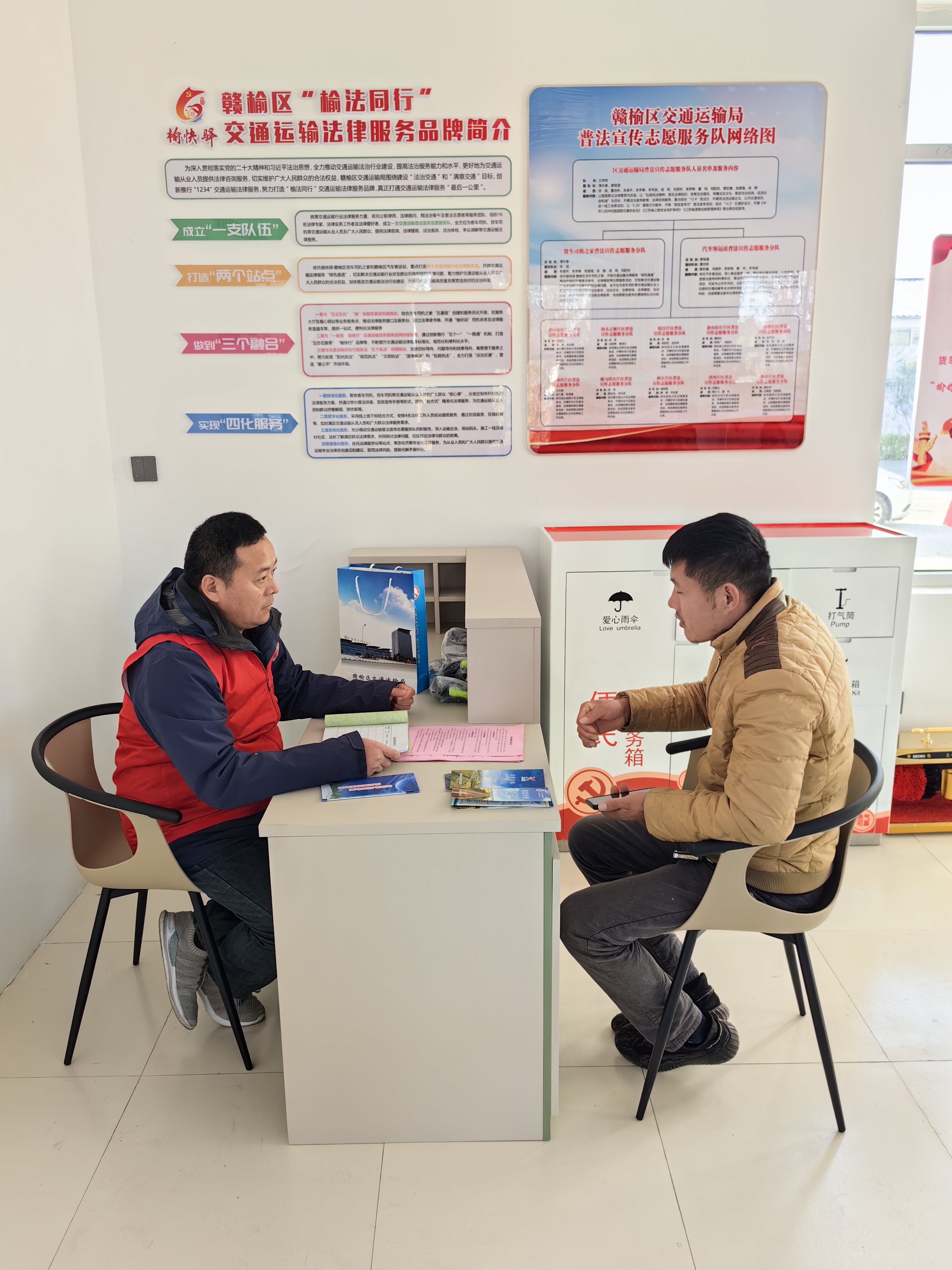 货车司机董海涛现场向公职律师廖俊道咨询法律维权问题.jpg