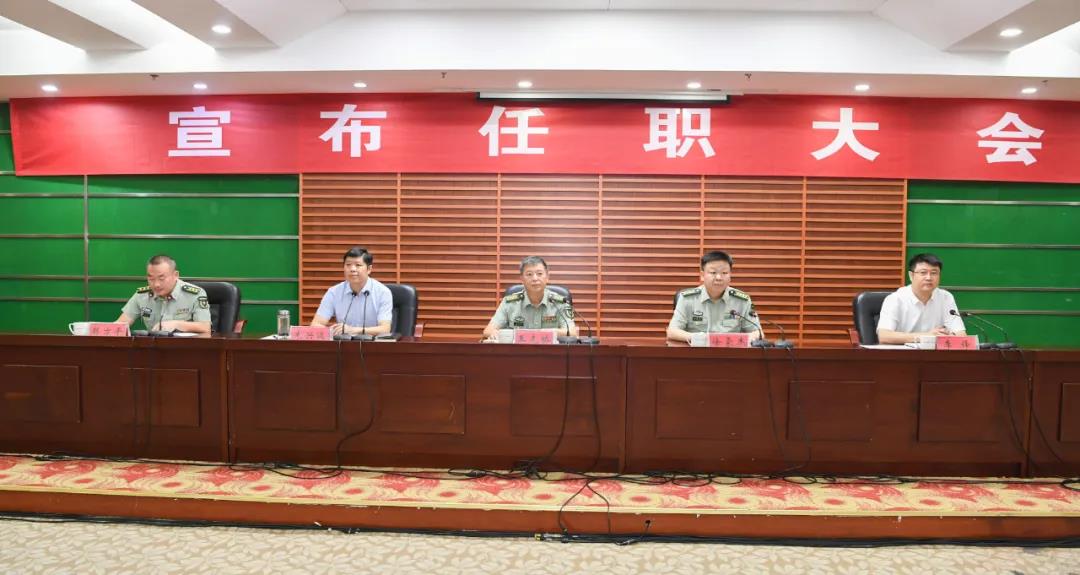 王先桥代表警备区党委颁发任职通知书,同时向朱兴波同志担任人武部