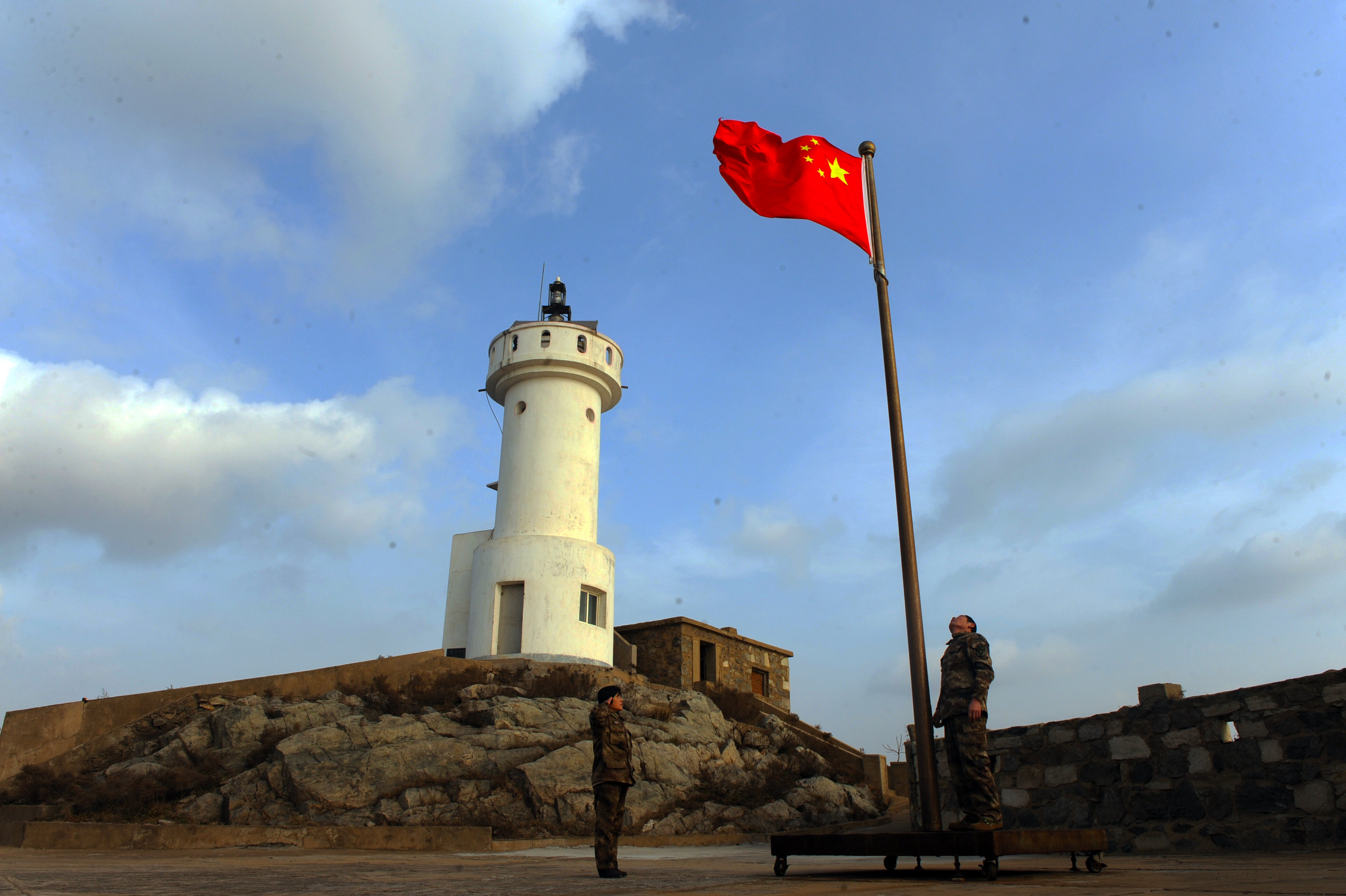 王继才、王仕花夫妇早上在开山岛上升国旗.jpg