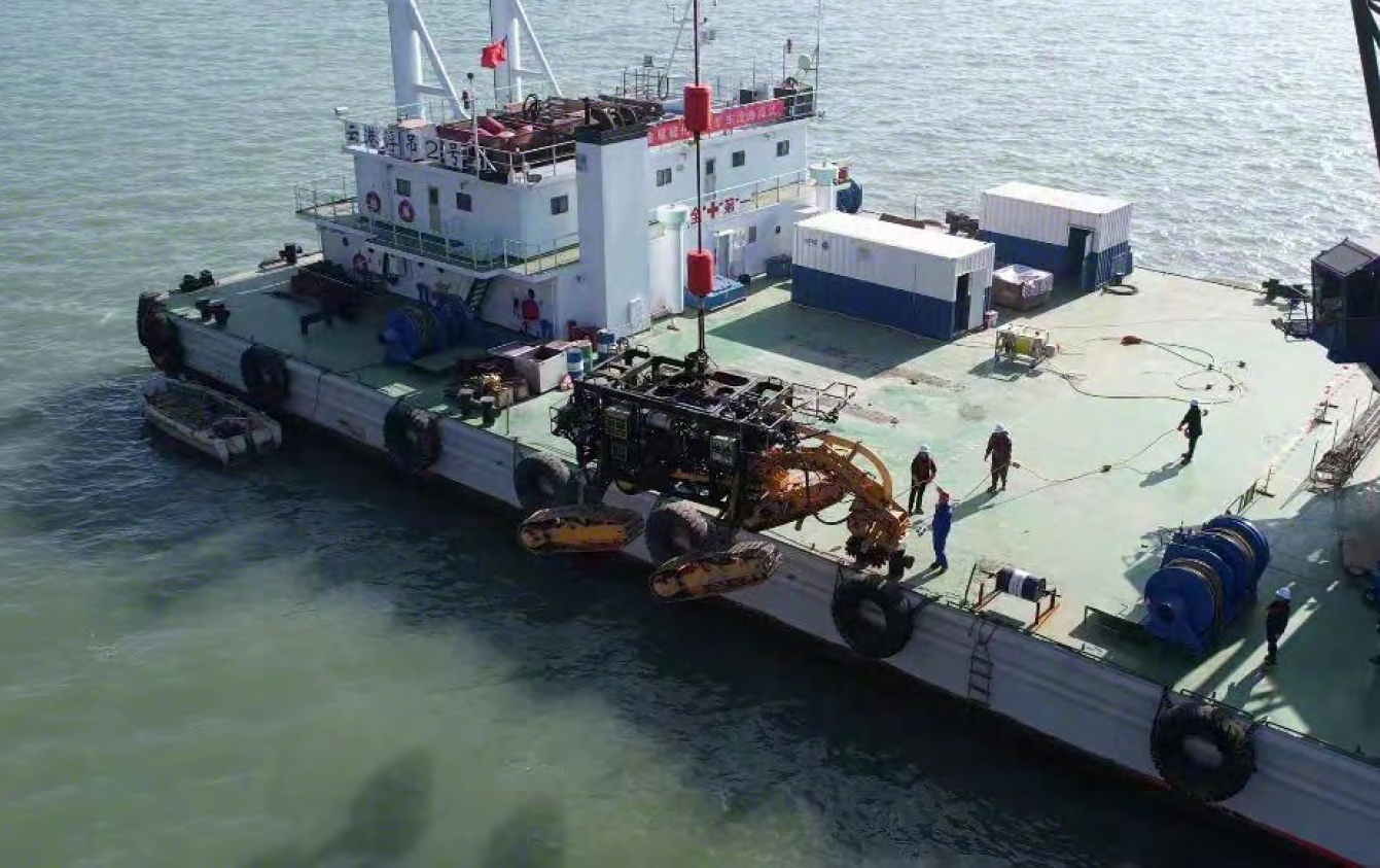 太湖实验室深海采矿多金属硫化物采矿车在连云港海州湾海域完成整车首次浅海试验　朱吉鹏摄.png
