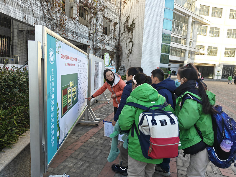 连云港市解放路小学考点指派专人服务考生_副本.jpg