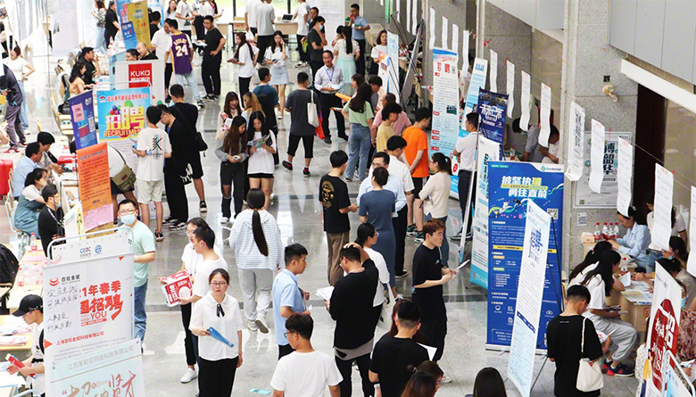 连云港招聘会_江苏连云港夏季人才招聘会火爆