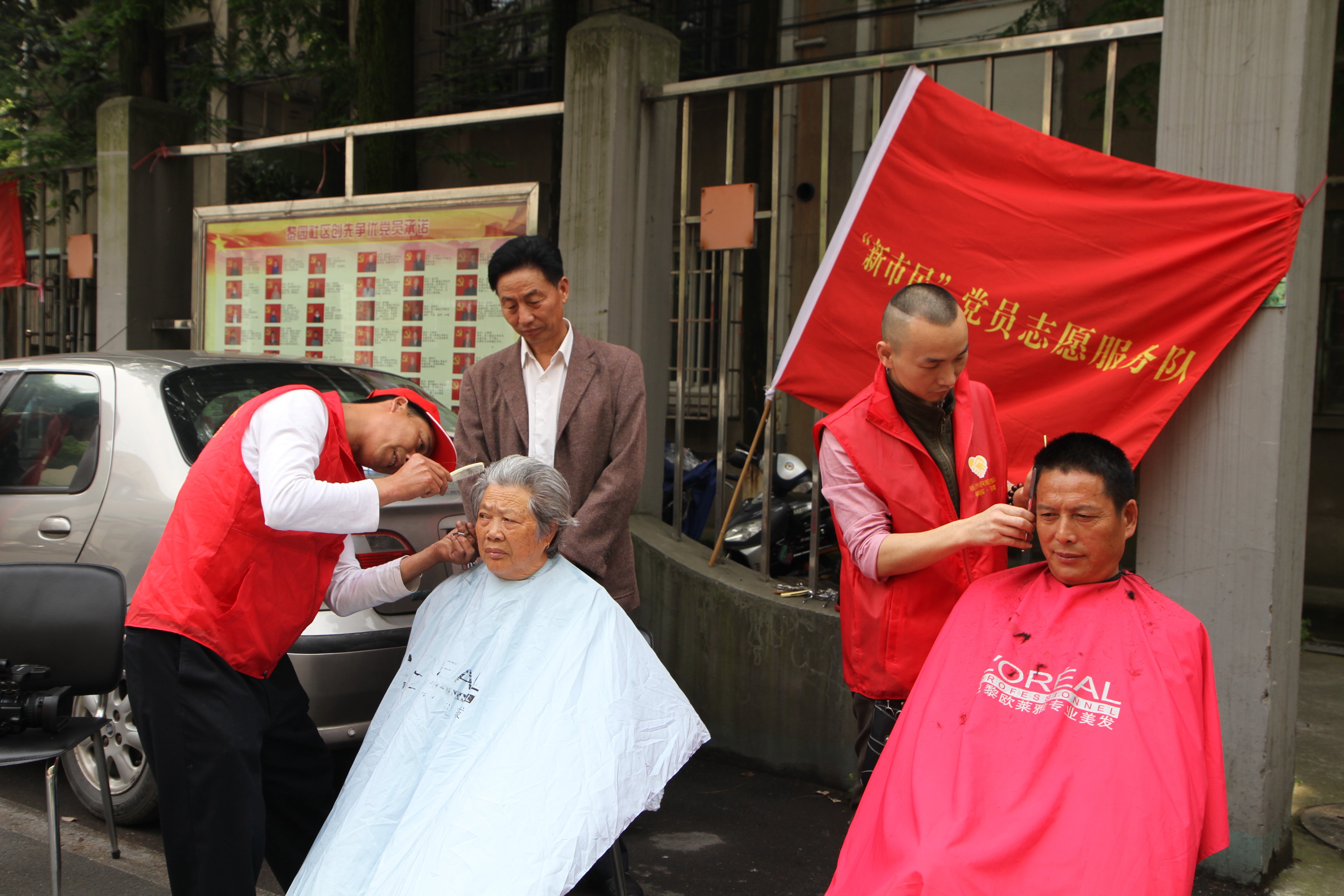2013年5月7日，驻杭流动党委书记邵中国组建“新市民党员服务队，服务他乡服务老乡.JPG