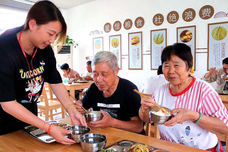 空巢老人们在助餐饭堂就餐.jpg