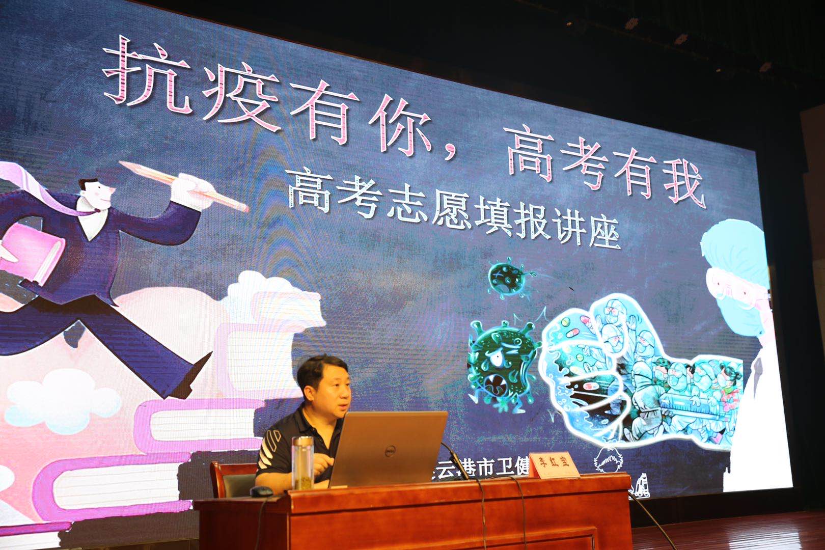党员志愿者李红宝服务考生.jpg