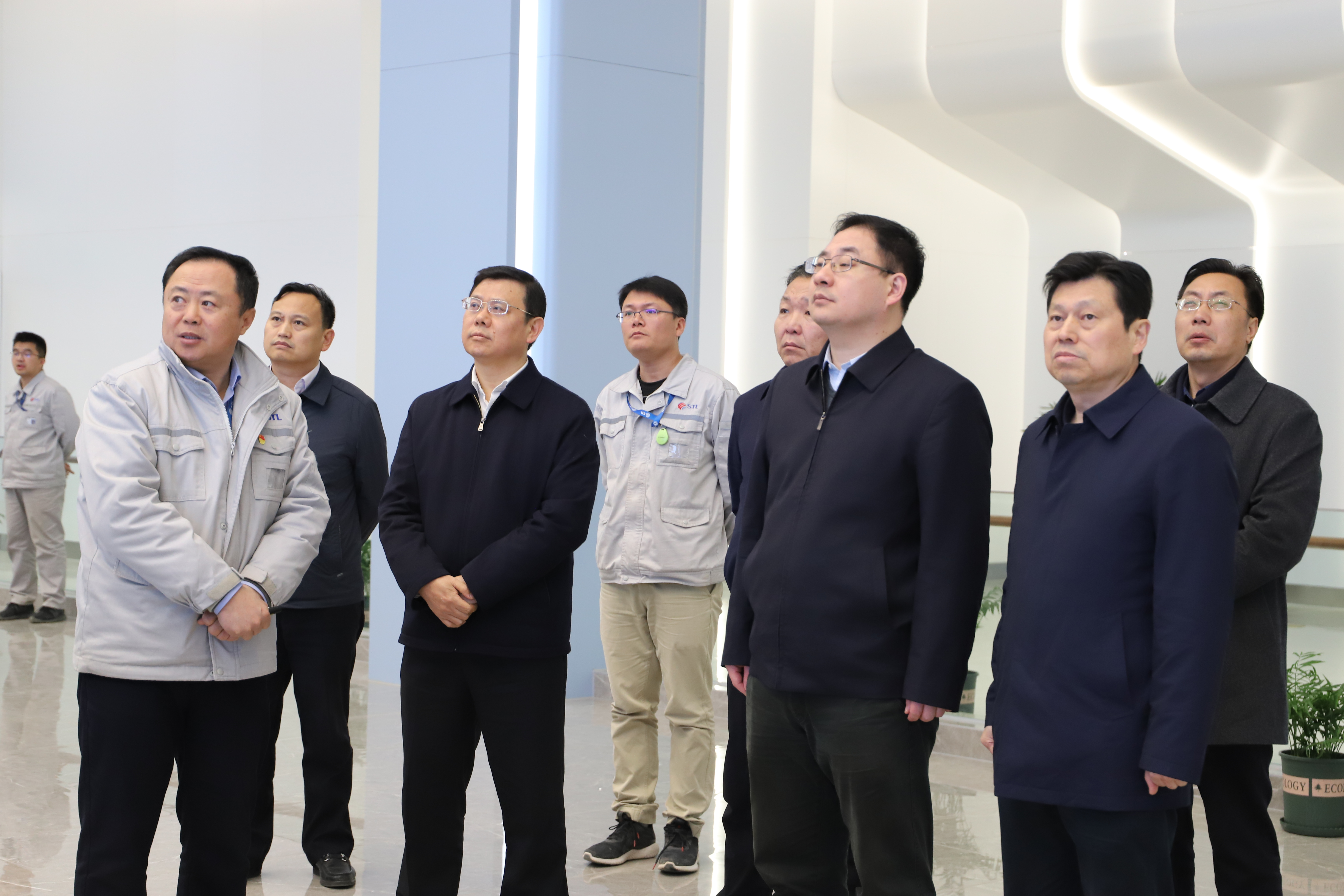环保治理攻坚大队授旗2.jpg