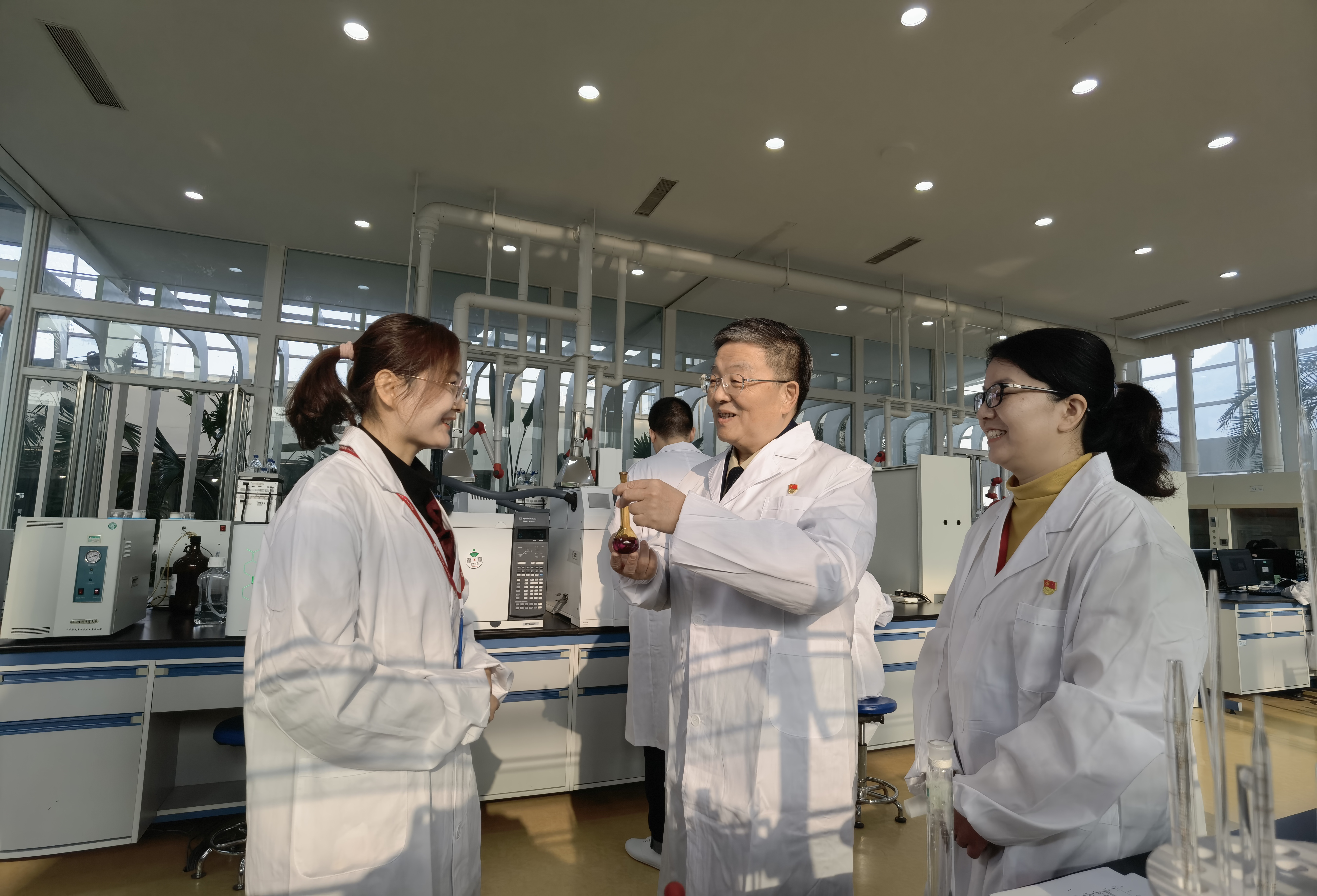 配图1 肖伟院士在国家重点实验室指导研发人员.jpg