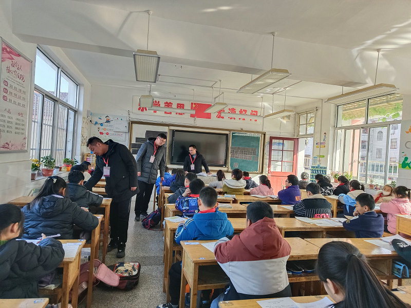 灌云县朝阳实验小学考点领导巡考_副本.jpg