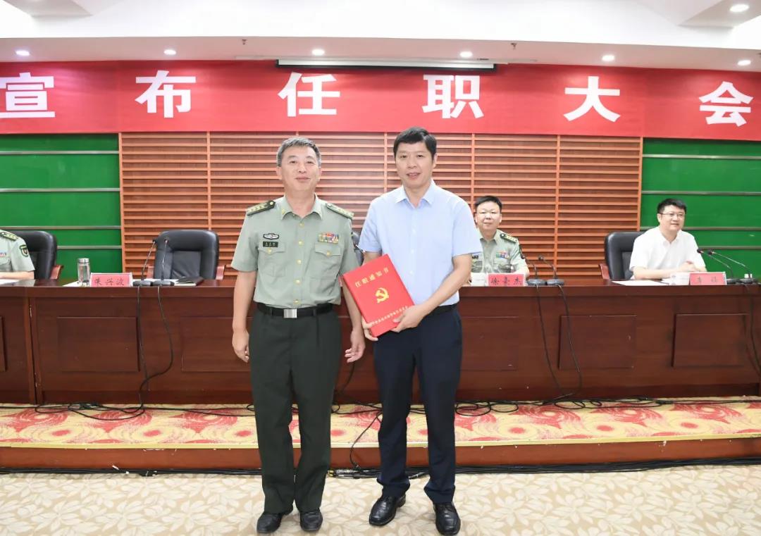 王先桥代表警备区党委颁发任职通知书,同时向朱兴波同志担任人武部