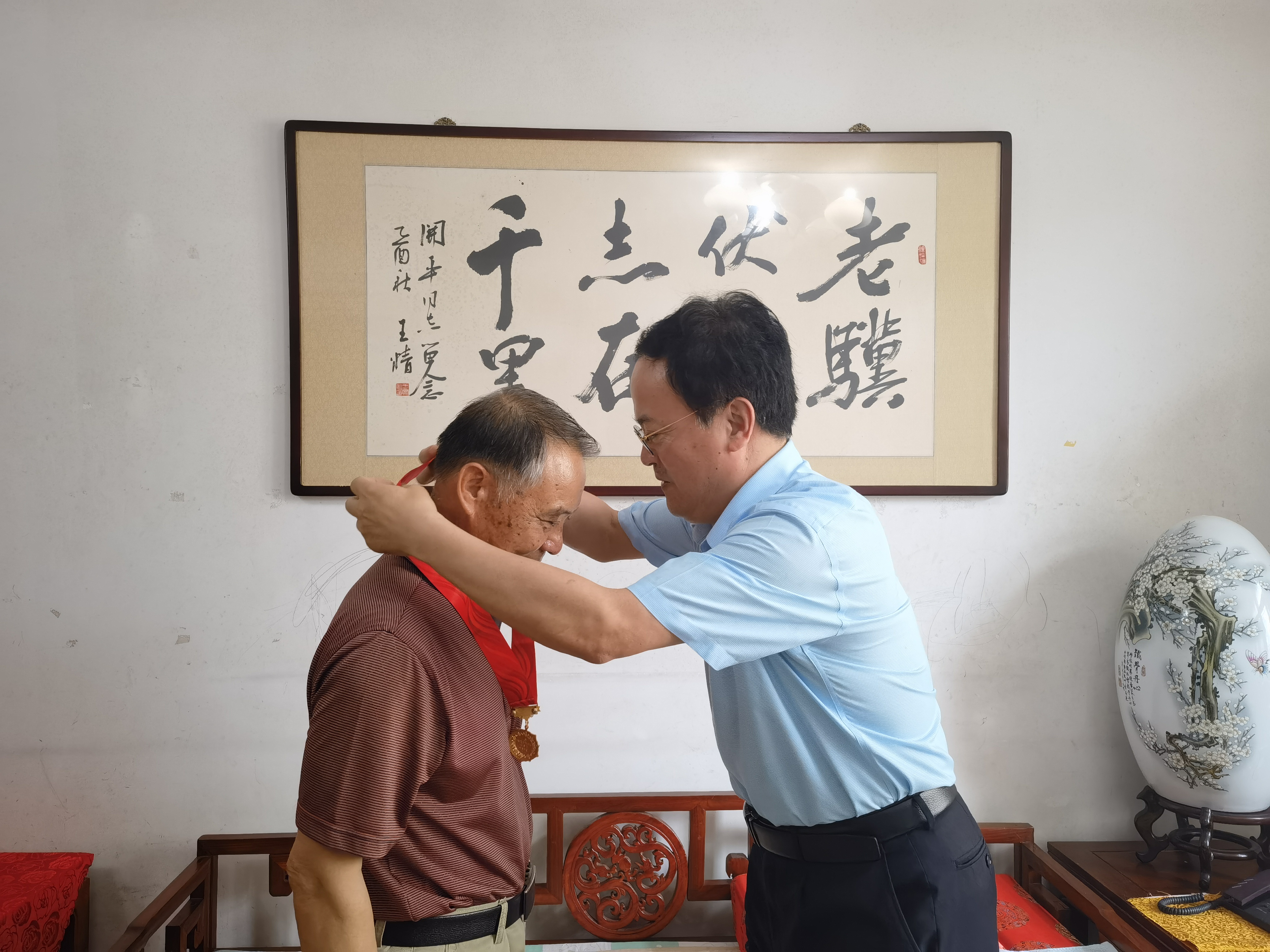 颁发“光荣在党50年”纪念章20220628-1.jpg