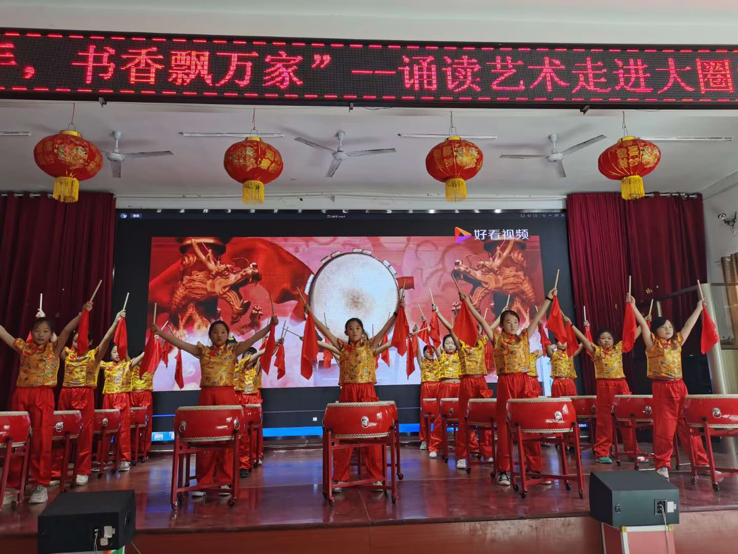 大圈实验学校：承办“小手拉大手，书香飘万家”诵读艺术活动2.jpg