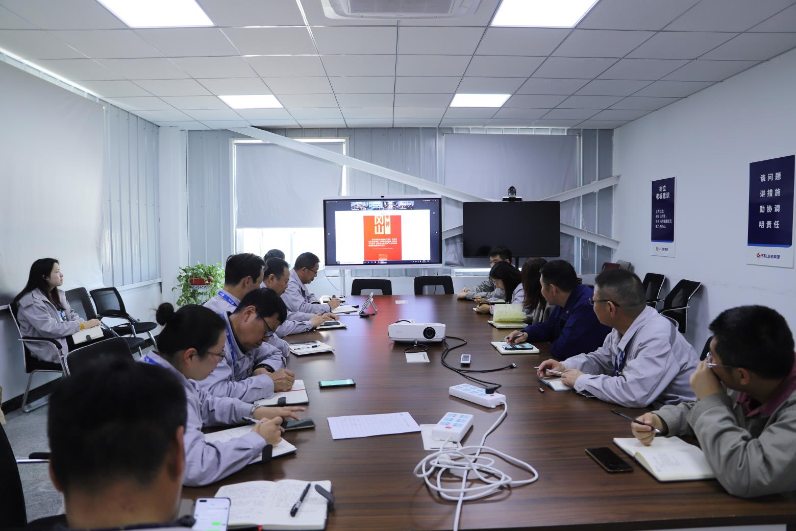 图为“两新”组织党建工作指导员在派驻企业指导党史学习教育工作.jpg