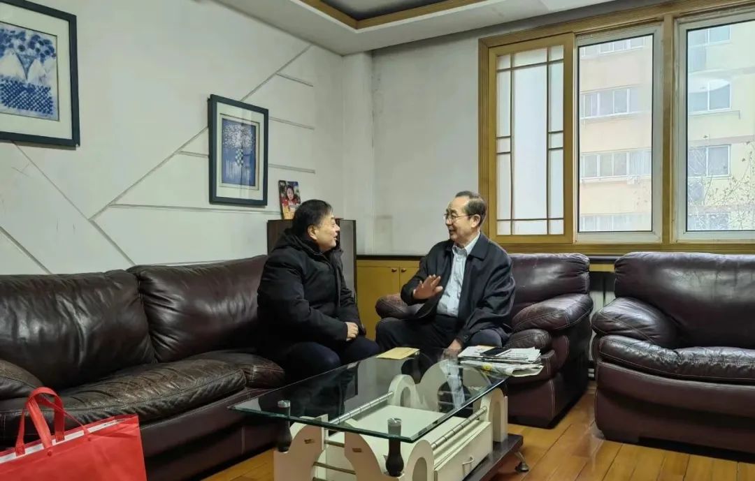 20240205市发改委春节前走访慰问离退休老干部1.jpg