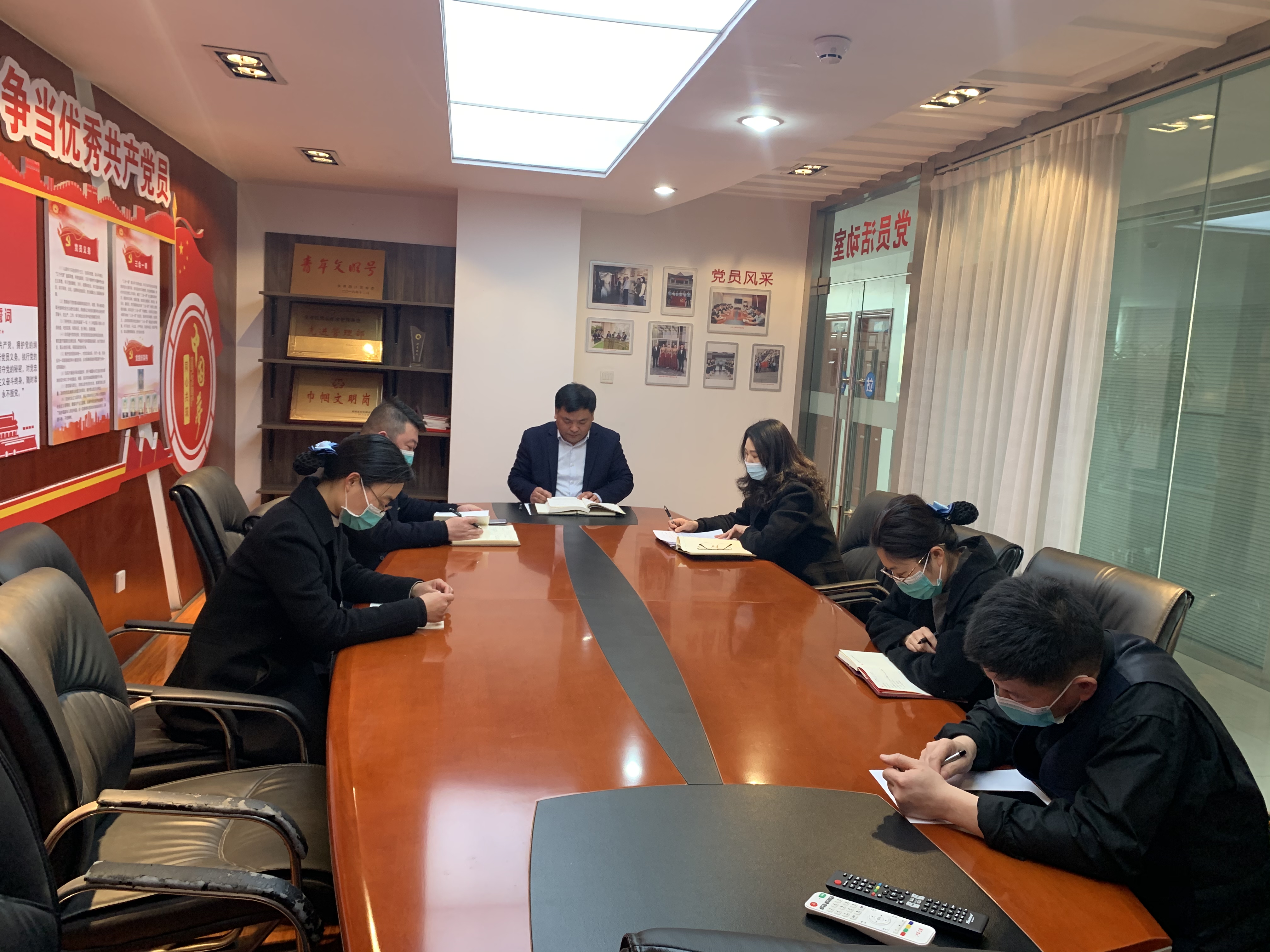 支部大讲堂学习十八勇士精神.jpg
