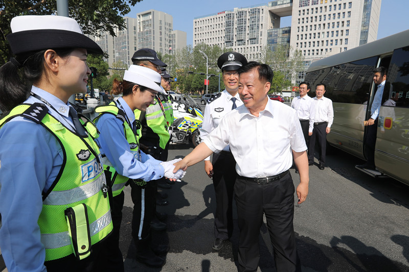 方伟走访慰问一线公安干警,消防指战员