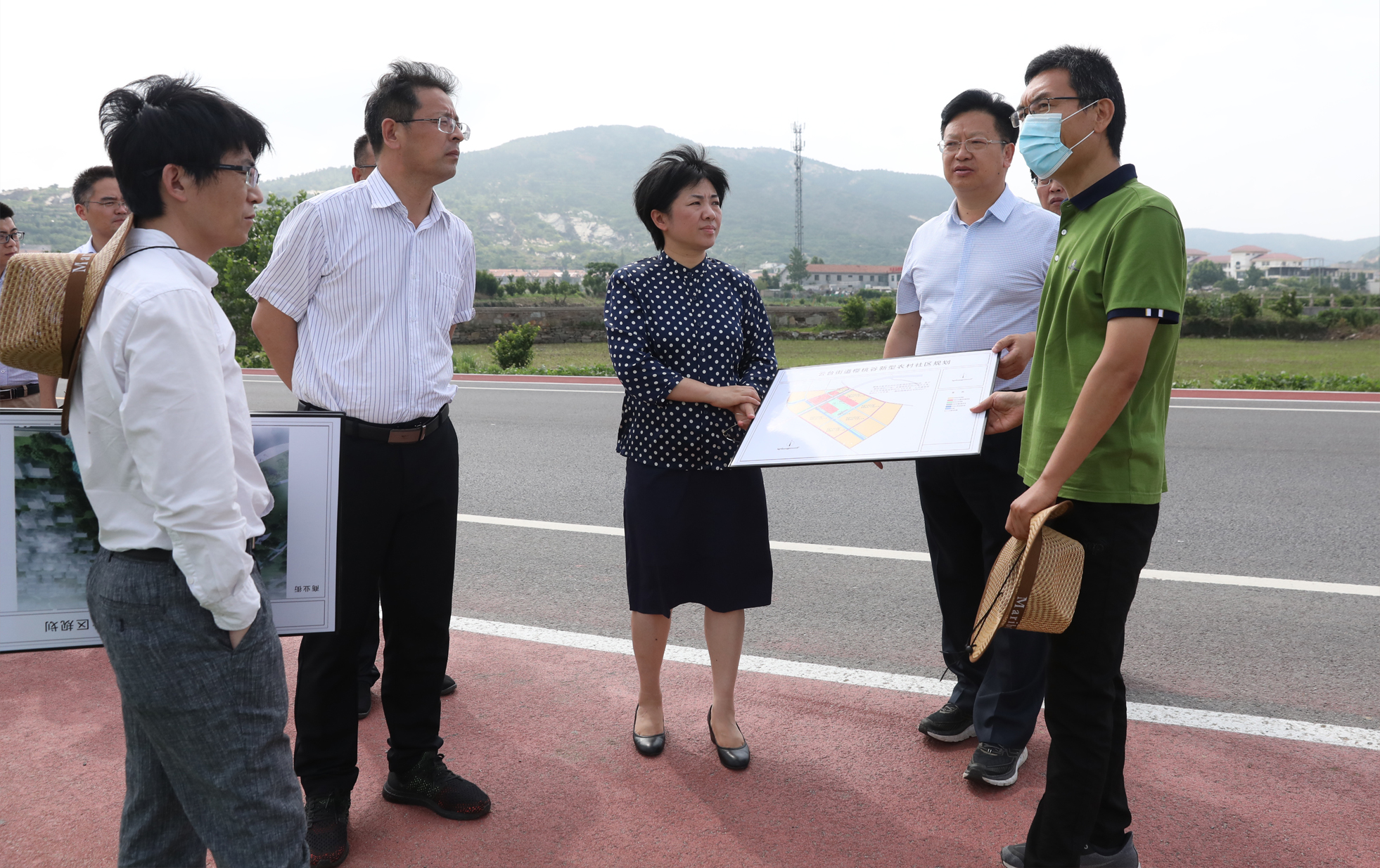 万闻华调研景区新型农村社区建设情况