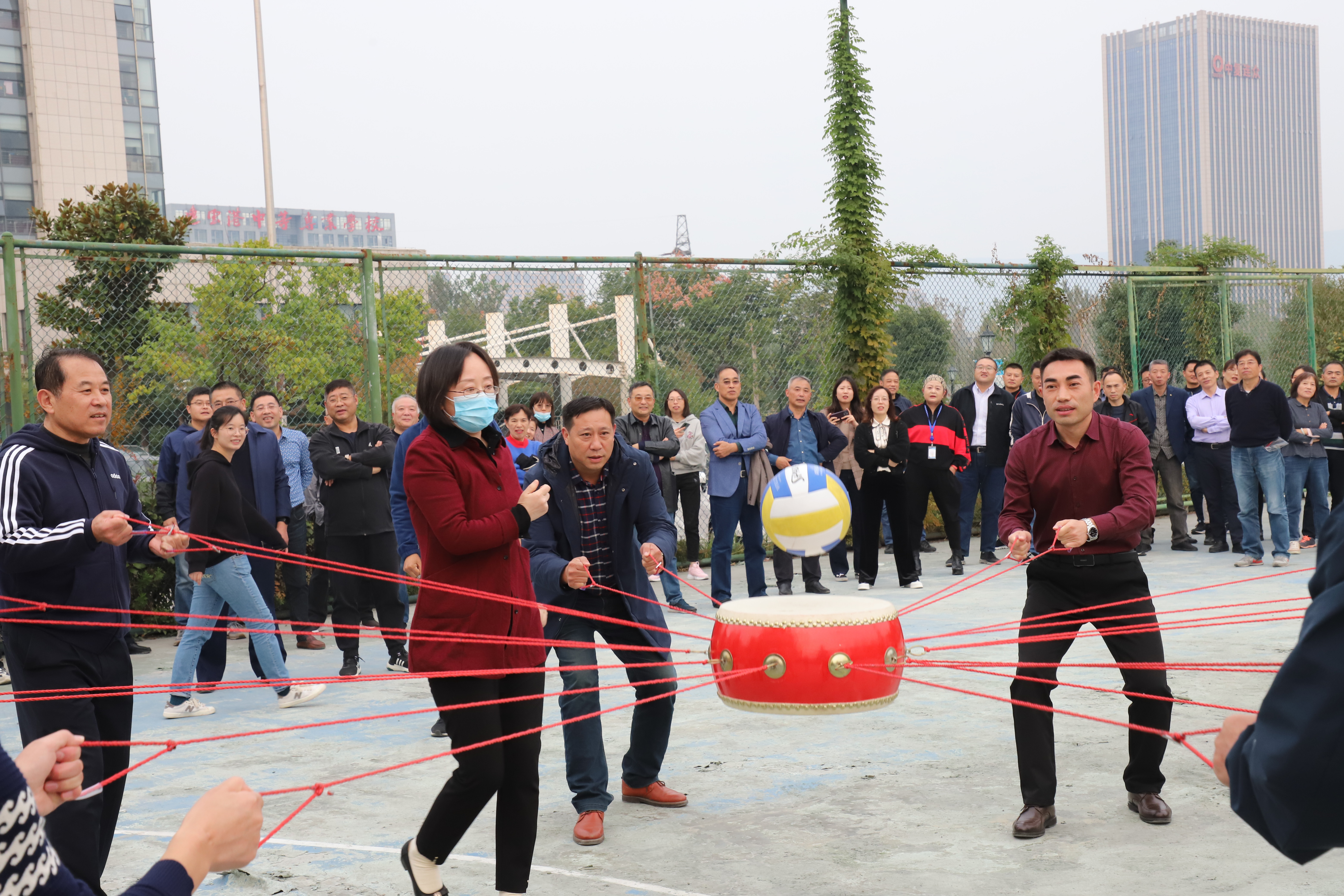 市市场监督管理局举行击鼓颠球比赛