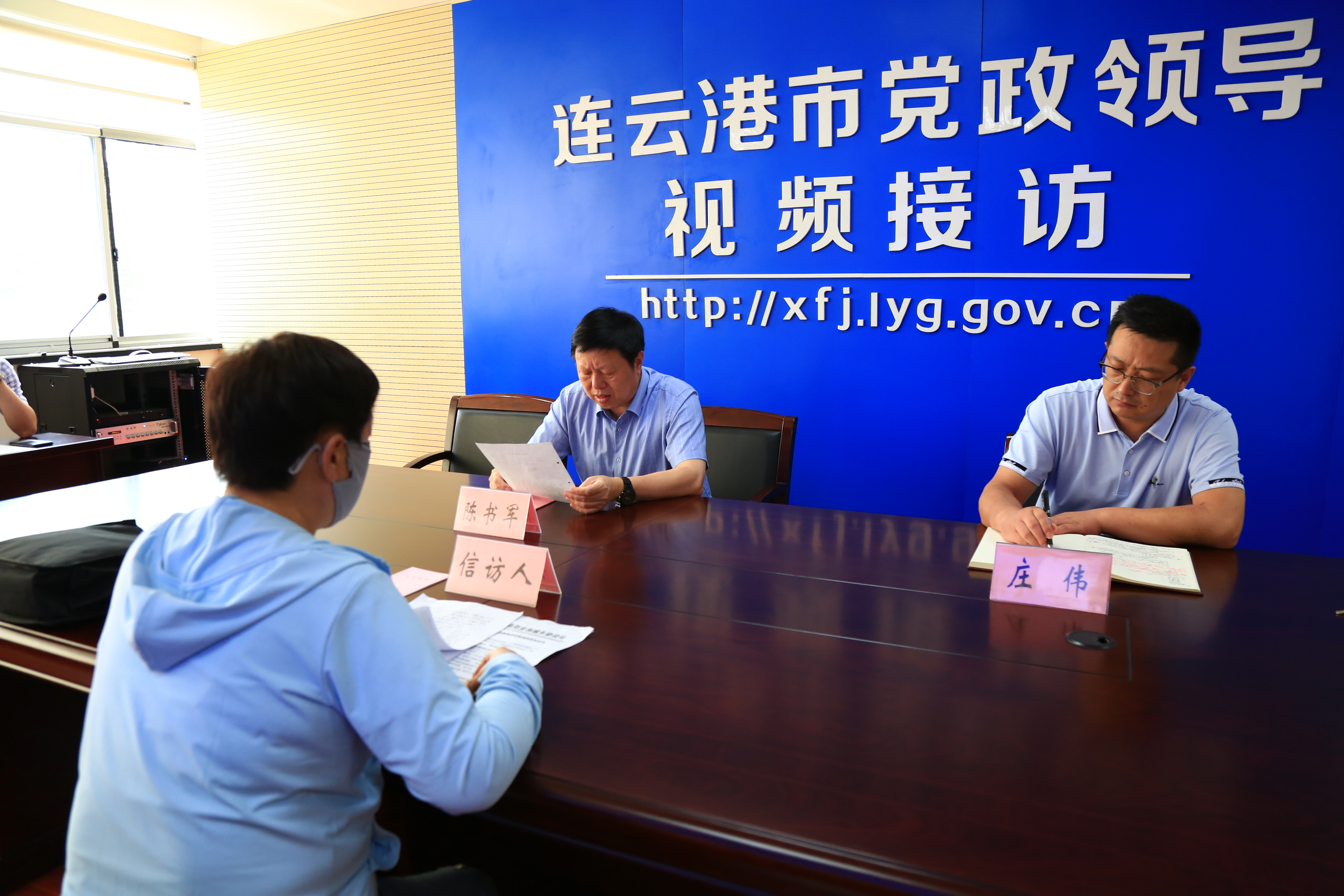 连云港市政府副市长陈书军接待来访群众