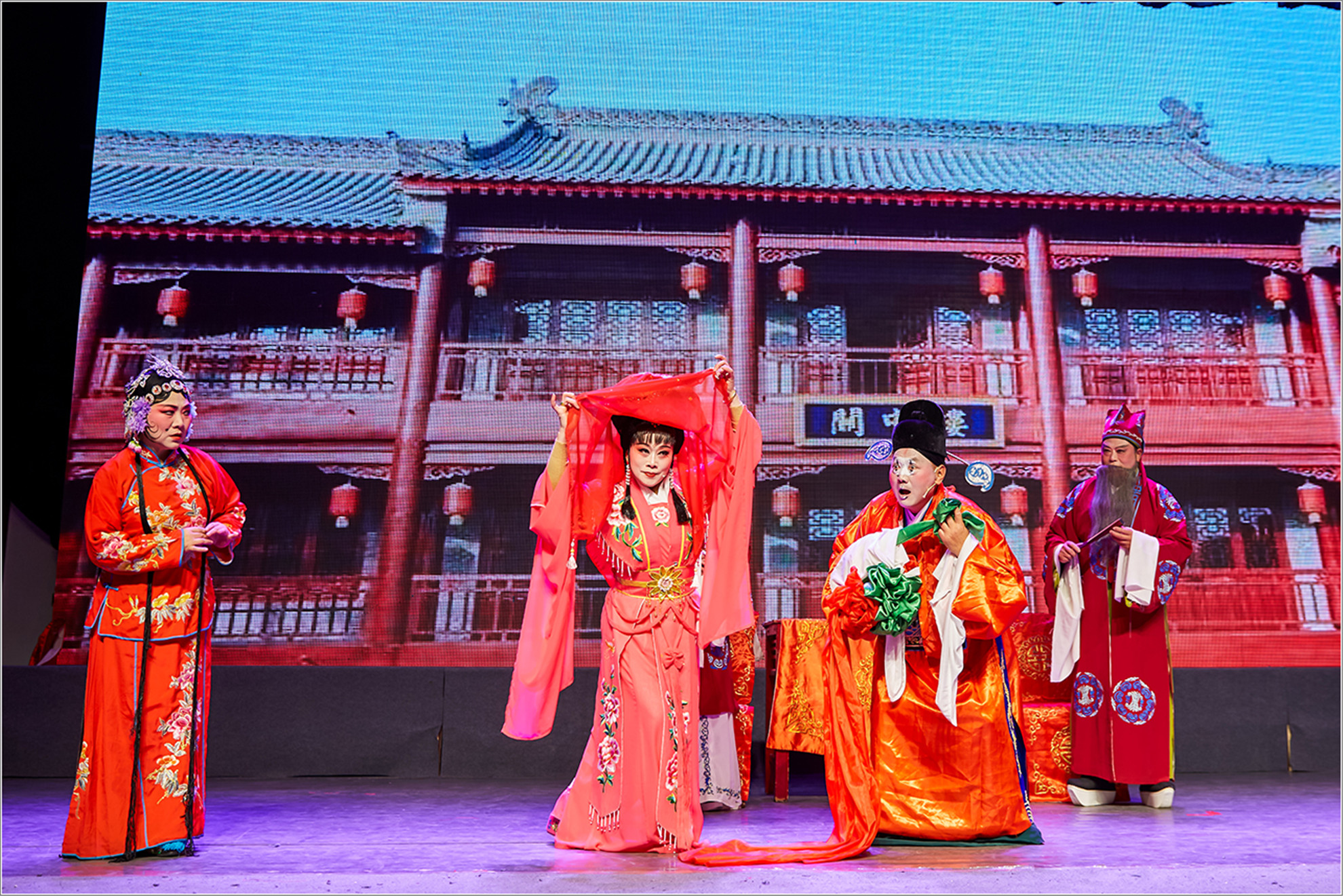 第四届戏剧节优秀剧目展演大型淮海戏三拜堂精彩演出火爆港城