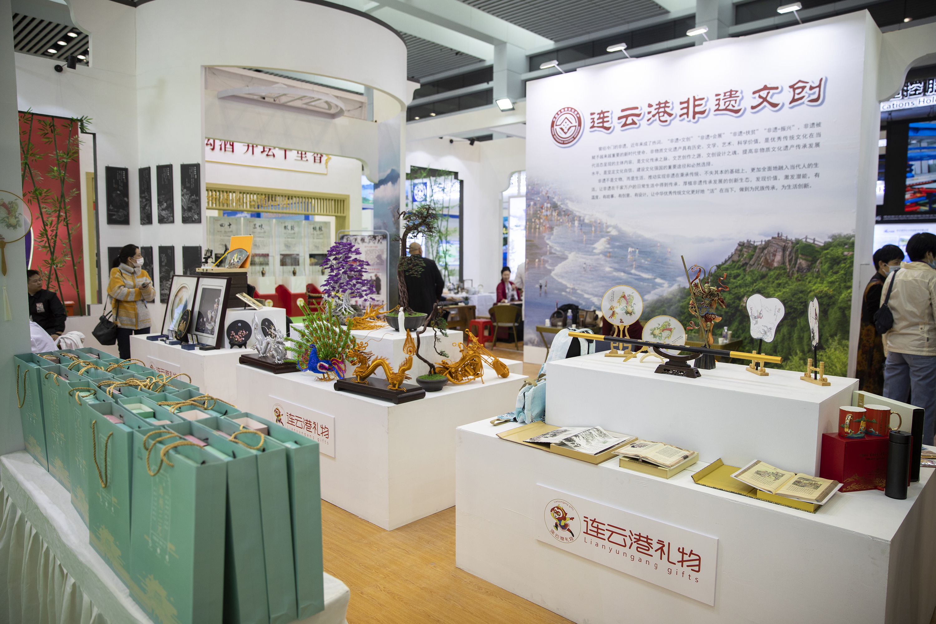 非遗传承发展的港城实践连云港国际物博会非遗文创展精彩举办