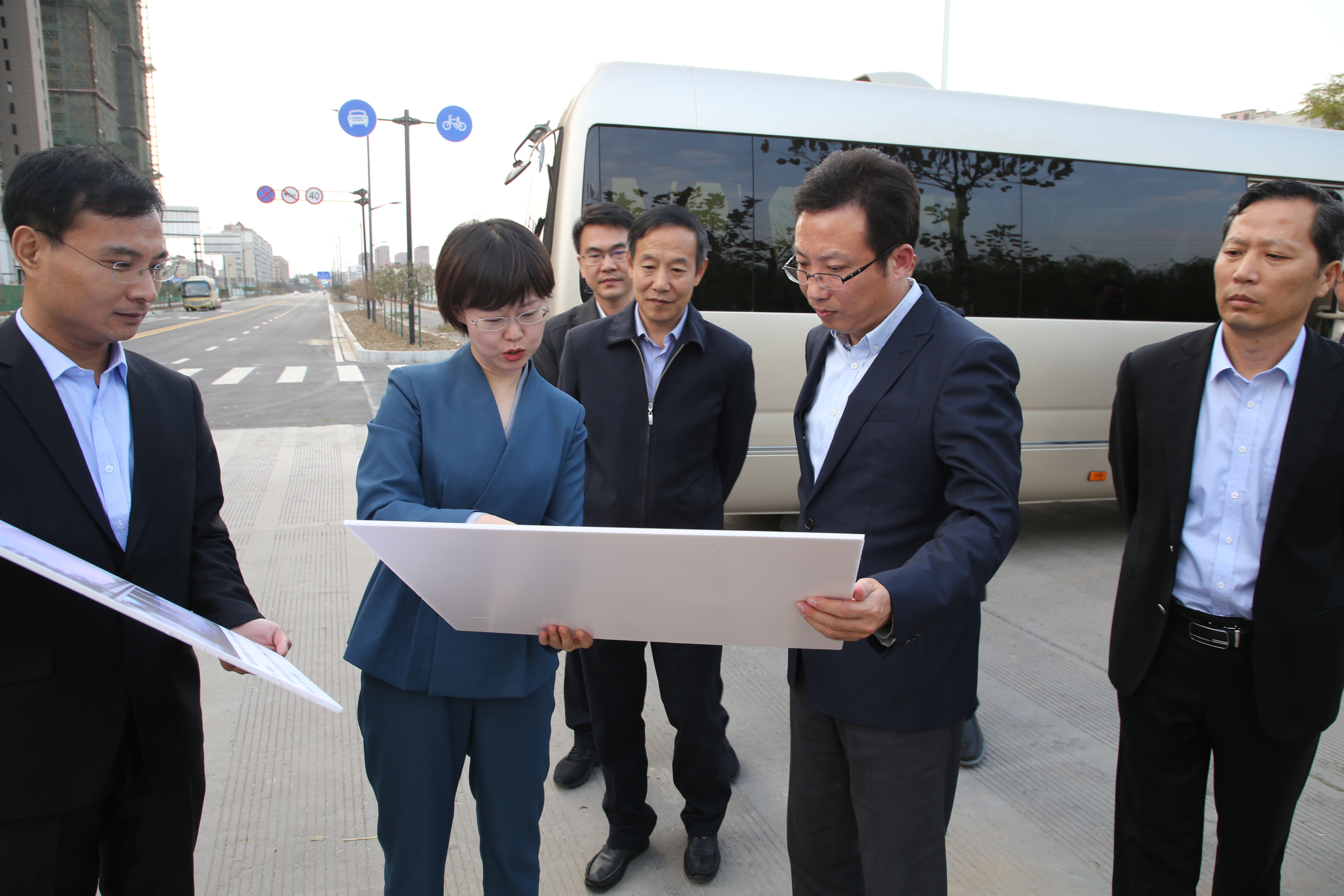 赣榆区委书记吕洁参与现场调研城乡道路交通体系建设工作.jpg