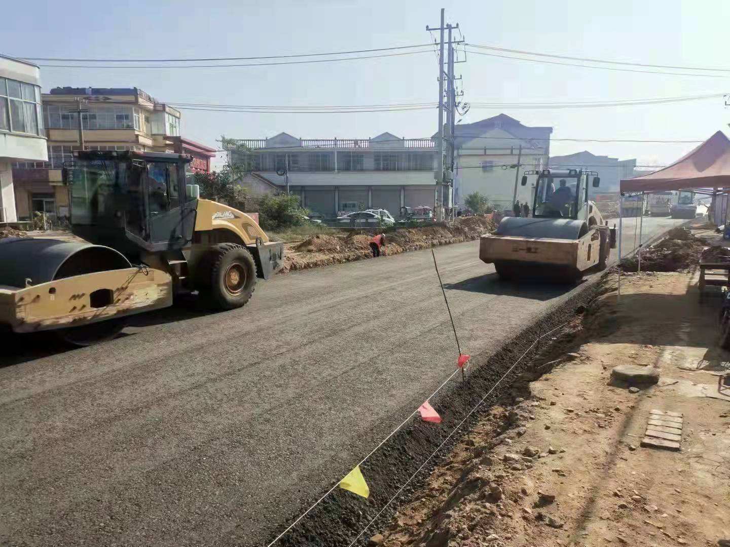 金海线金山段水泥稳定碎石层摊铺图片 (3).jpg