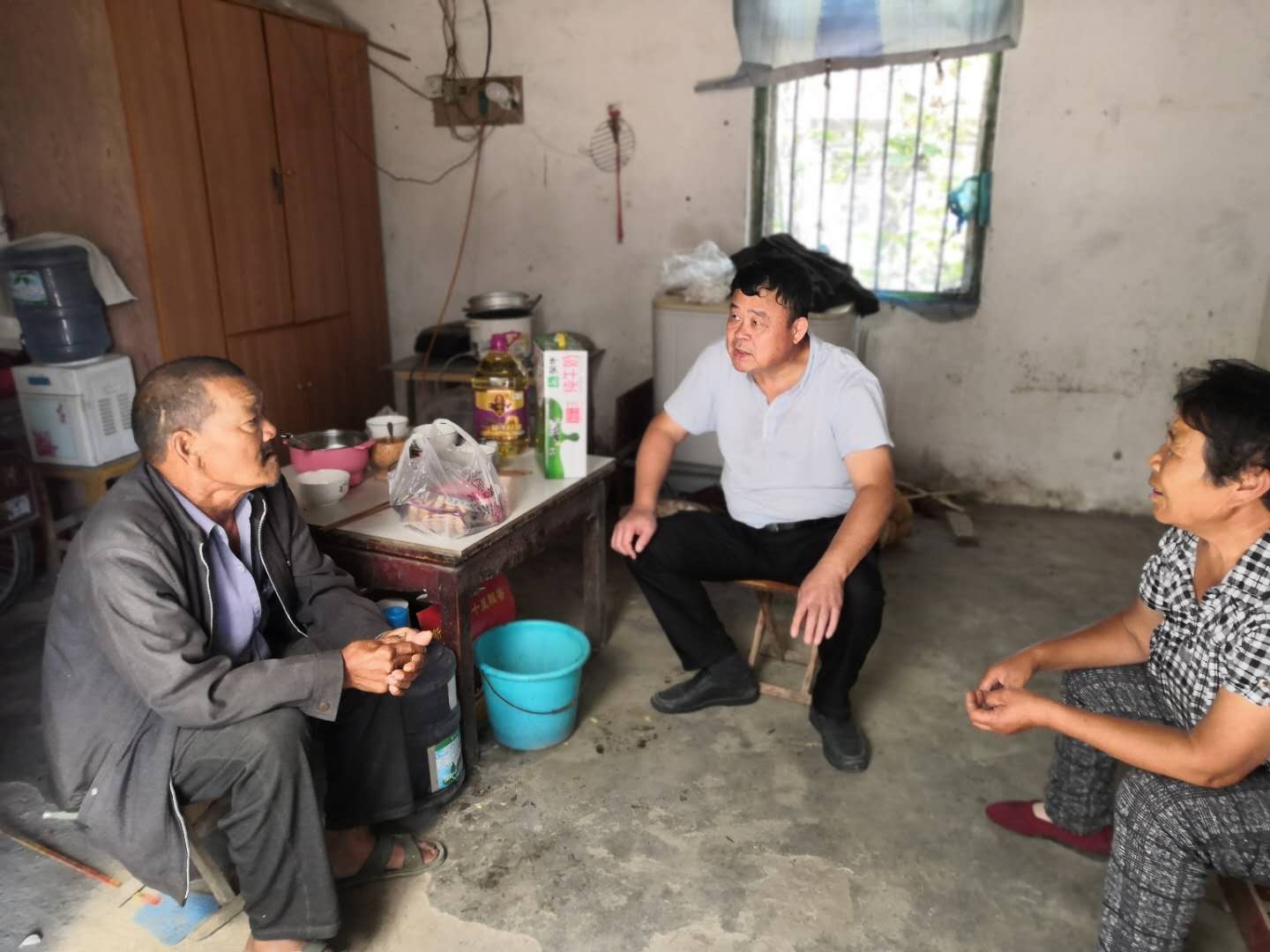 市文广旅局中秋前夕走访慰问东海县下湾村乔团村低收入户