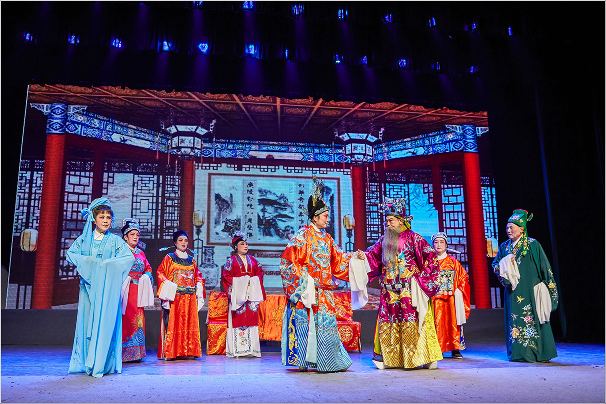 第四届戏剧节优秀剧目展演大型淮海戏三拜堂精彩演出火爆港城