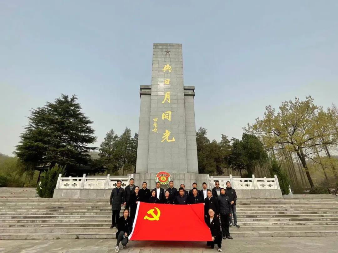 传承红色基因"——灌云县大伊山旅游经济区管委会赴烈士陵园开展教育