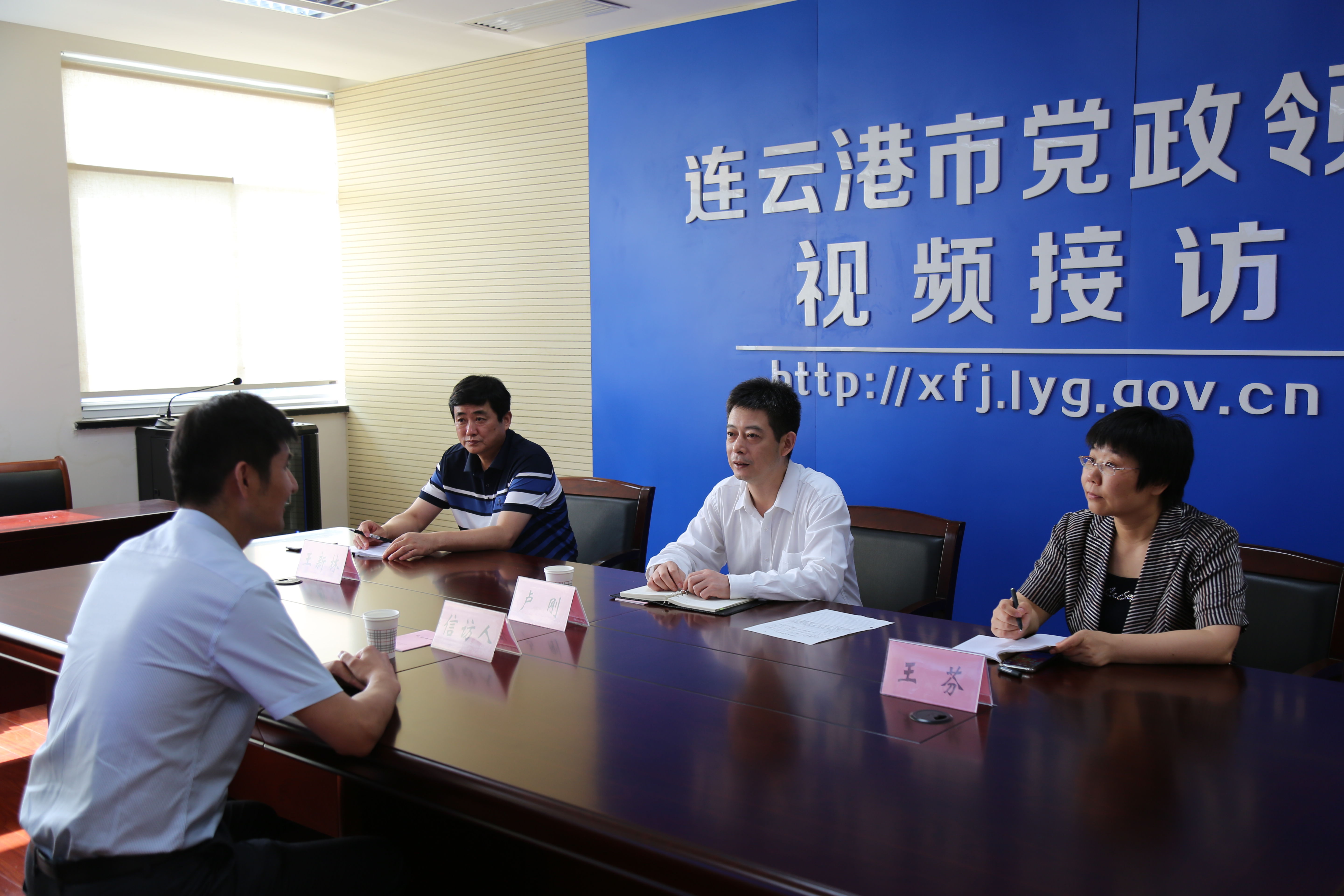 连云港市委常委组织部部长卢刚接待来访群众